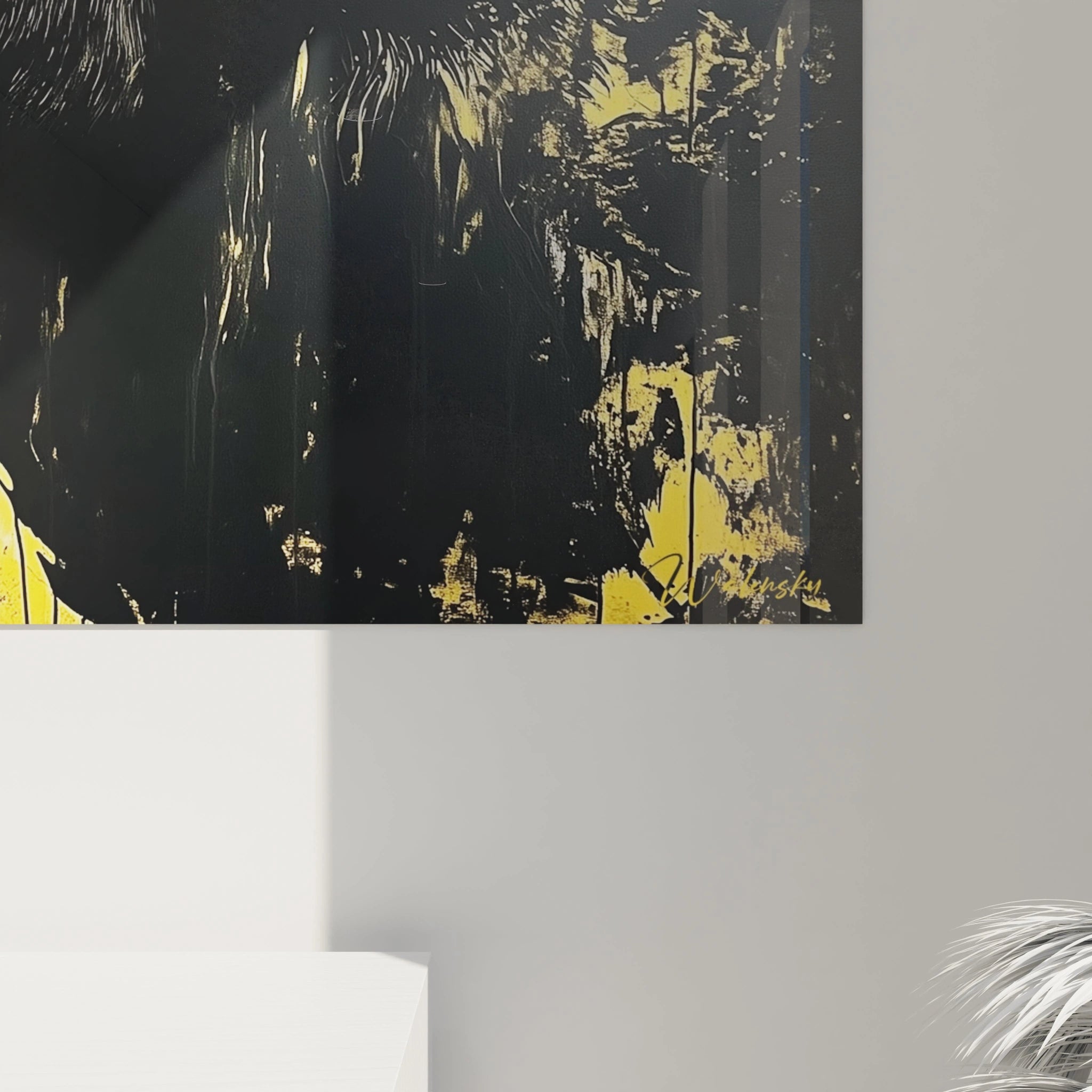 Tableau buffle Walensky noir et jaune avec motif artistique moderne accroché au mur gris