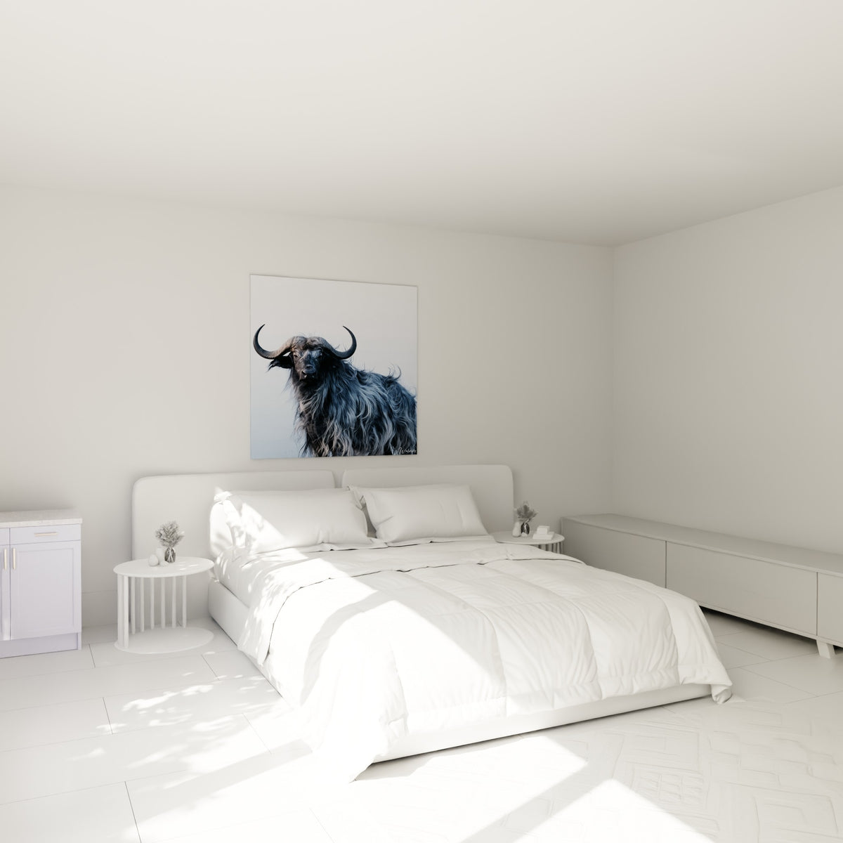 Portrait animalier d'un buffle gris et blanc à la fourrure ébouriffée, au-dessus d'un lit dans une chambre claire