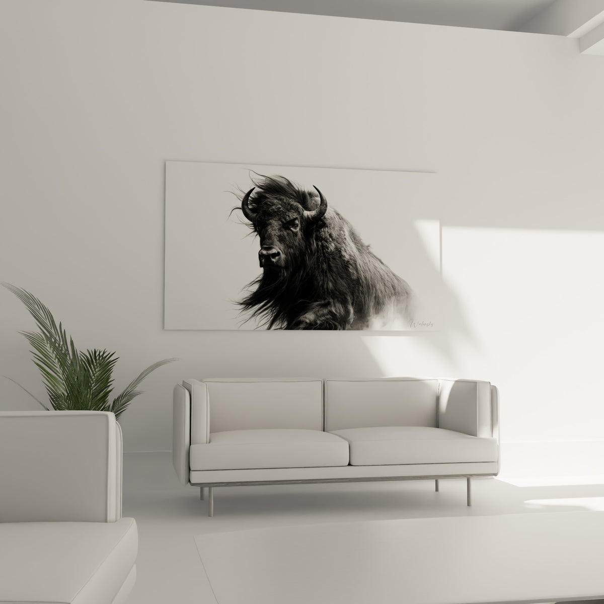 Silhouette de buffle noir et gris, pelage texturé, suspendue au-dessus d'un canapé dans un salon lumineux