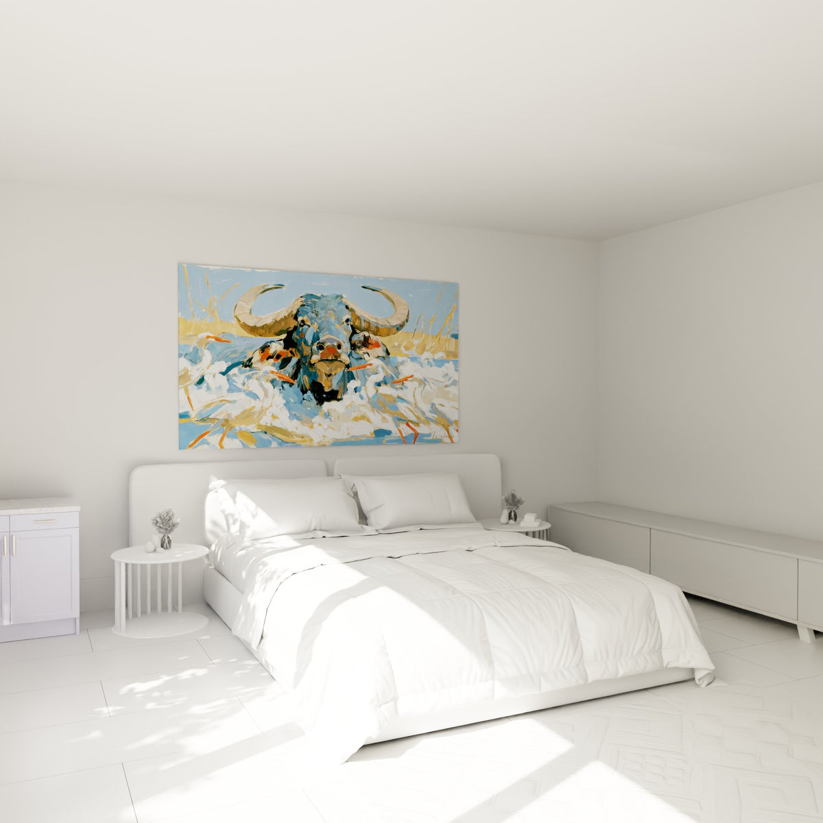 Aigrettes blanches et buffle terracotta peints au-dessus d'un lit dans une chambre claire