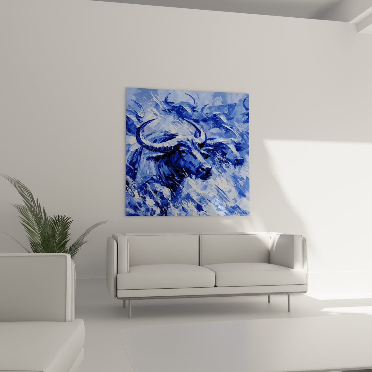 Museau sombre et regard perçant du buffle bleu et blanc au-dessus d'un canapé dans un salon lumineux