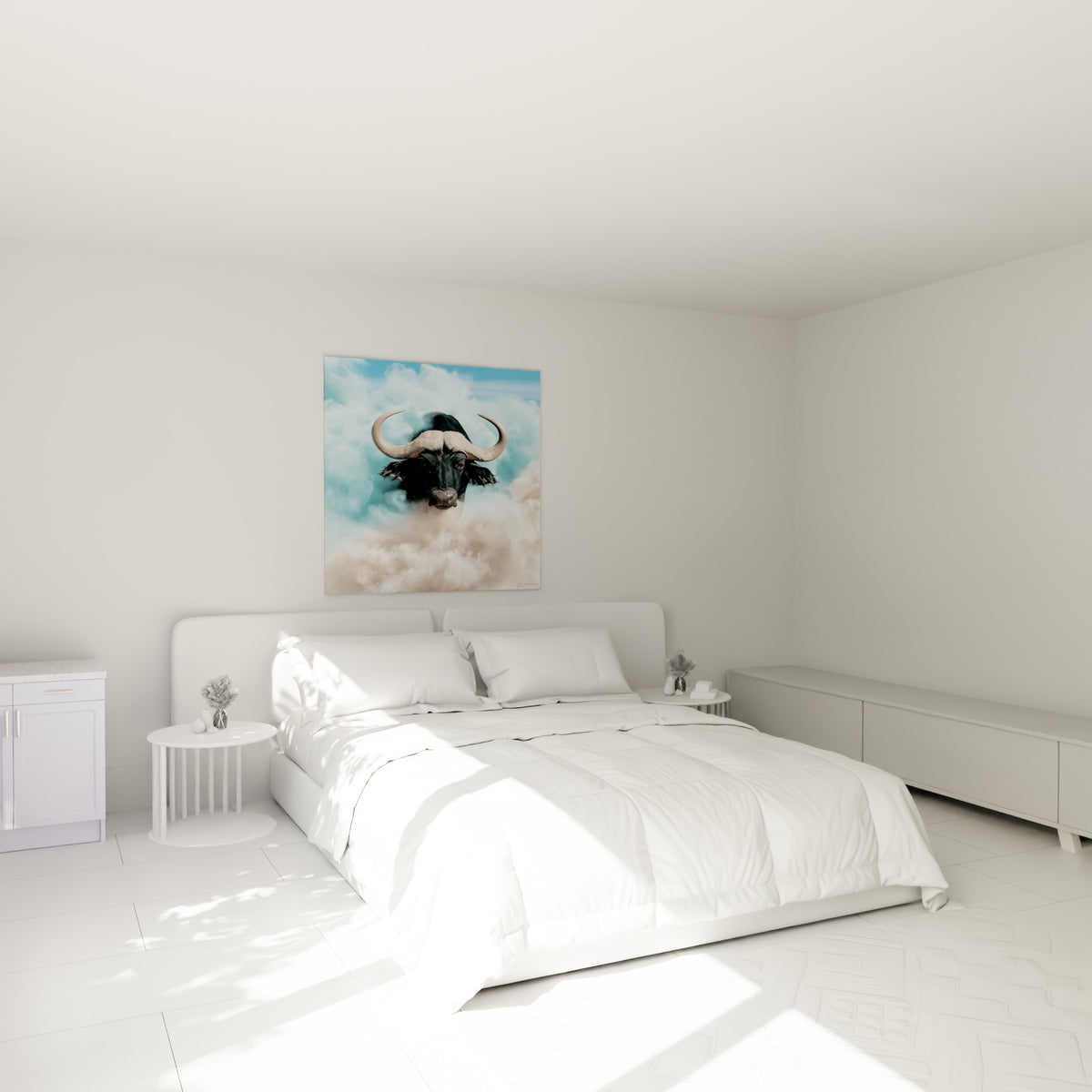 Cornes recourbées et regard fixe du buffle noir accrochés au-dessus d'un lit dans une chambre claire