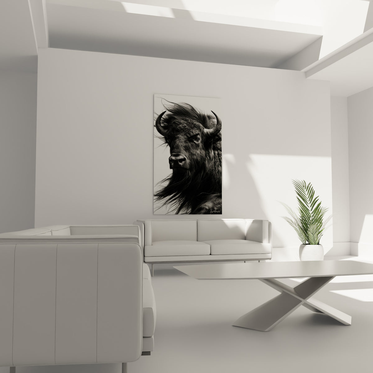 Tête de buffle sauvage aux tons gris et noirs au-dessus d'un canapé dans un salon lumineux