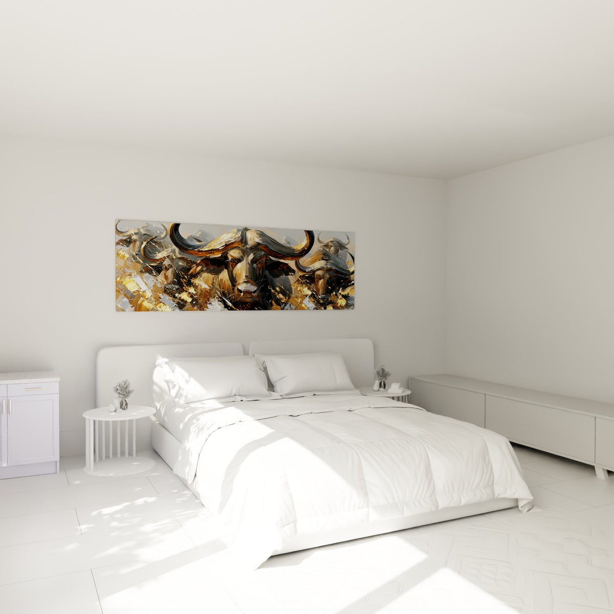 Cornes puissantes d'un buffle doré et gris au-dessus d'un lit dans une chambre claire