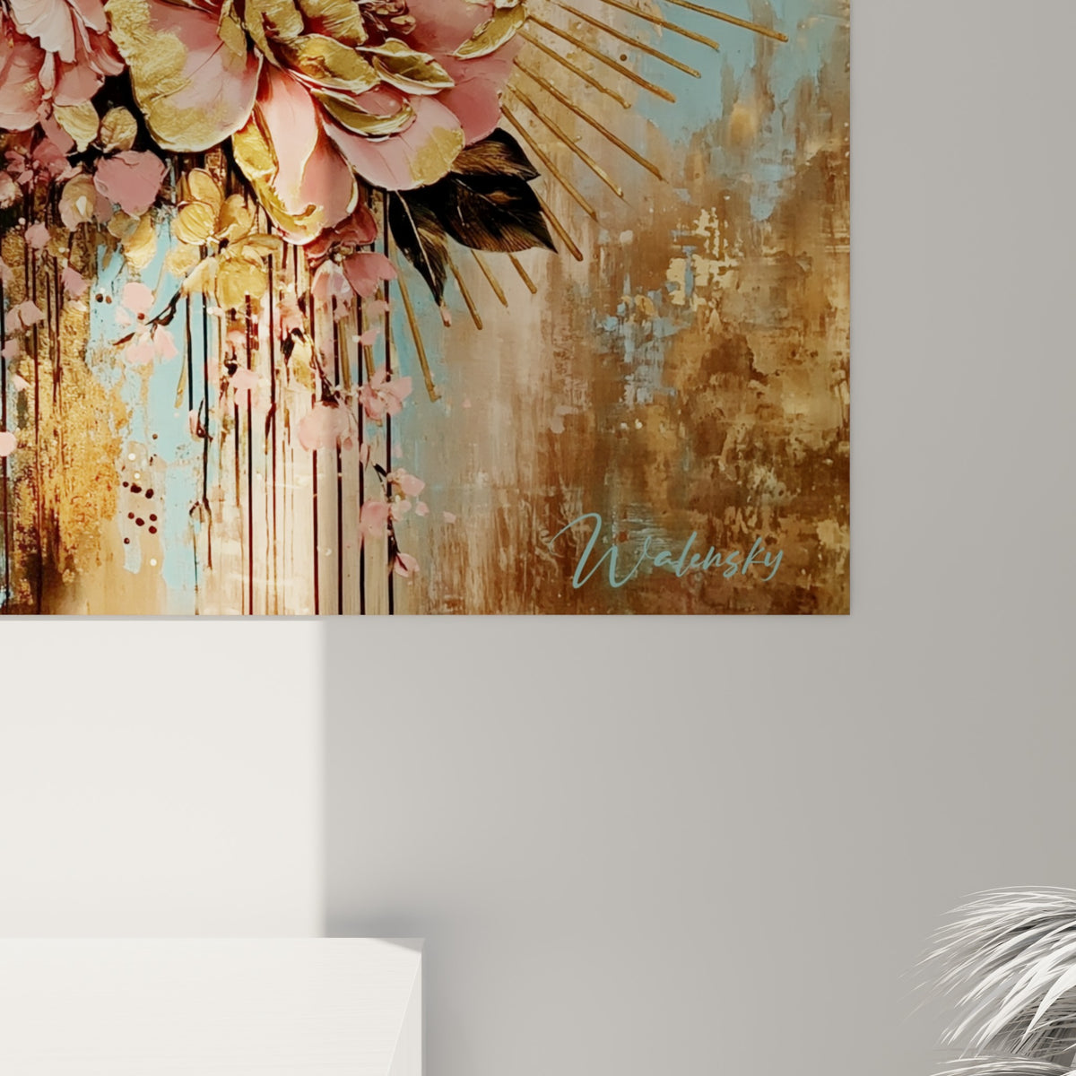 Pétales roses et dorures ruisselantes du tableau buffle révélant la texture picturale et les coulures de peinture