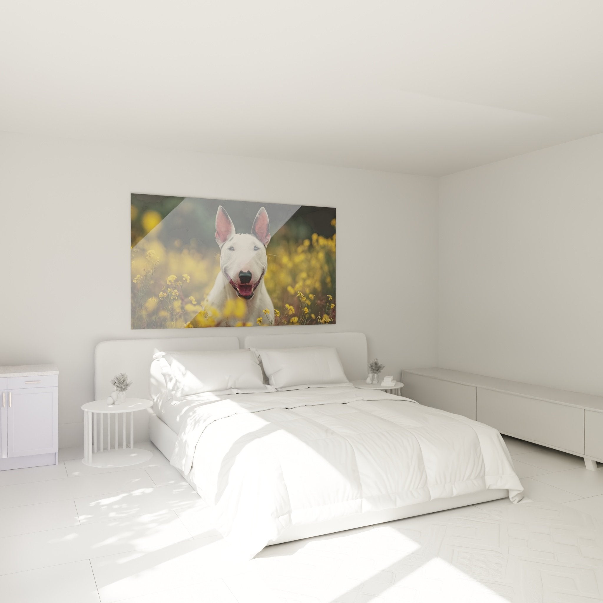 Weiße Bull-Terrier-Leinwand mit gelben Blumen aufgehängt in modernem Schlafzimmer-Wanddekor