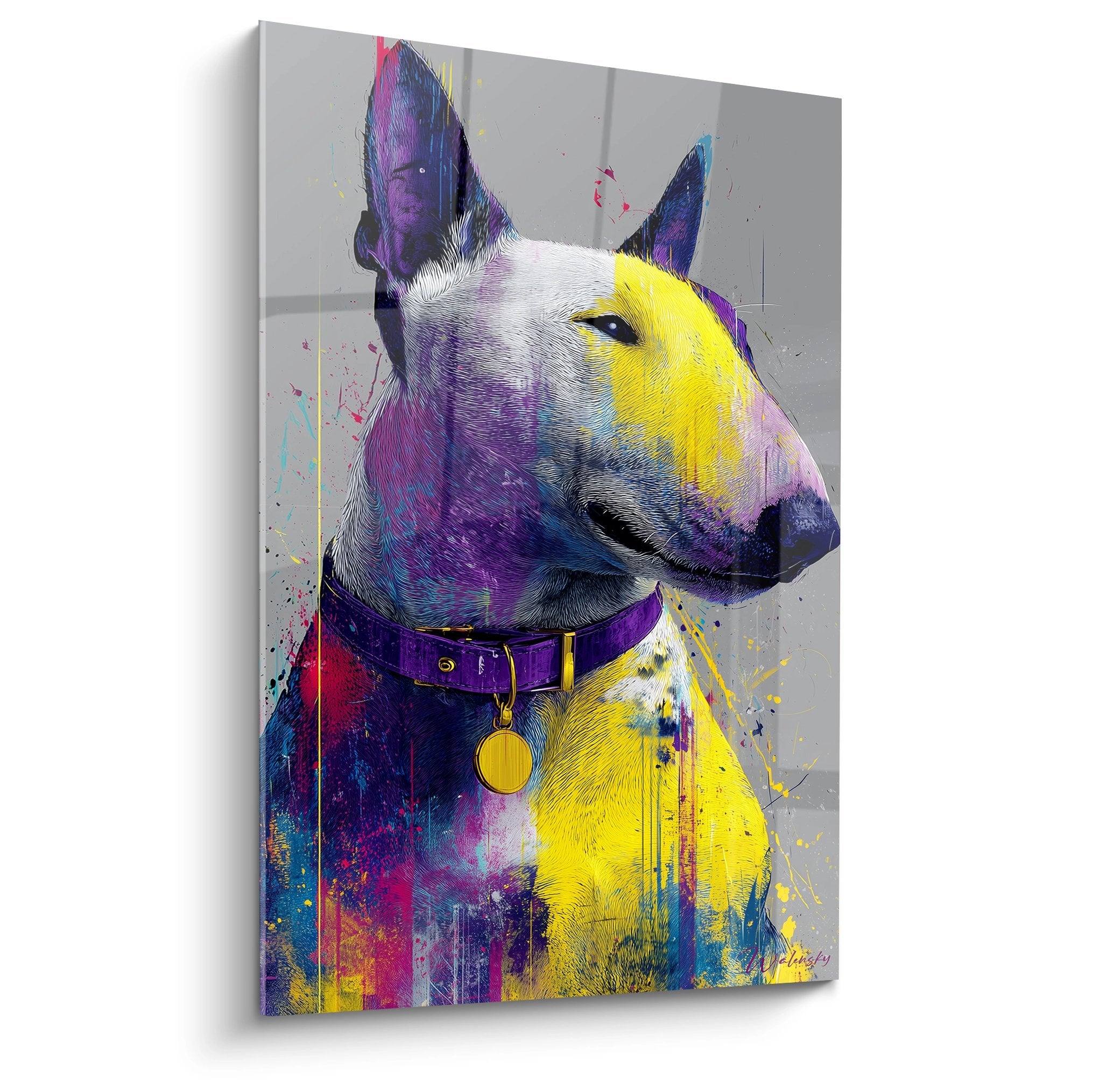 Künstlerisches Porträt Bull Terrier farbig lila gelb blau Halskette Medaille grauer Hintergrund moderne Malerei