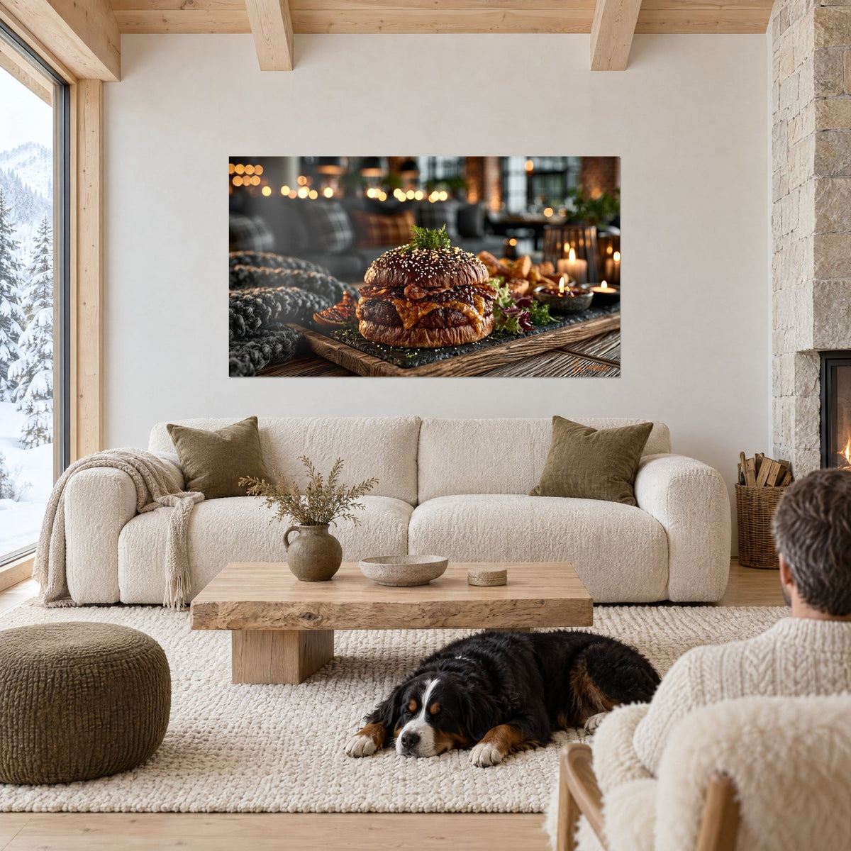 Quadro hamburger dorato con panino brioche al sesamo, candele e plaid grigio, un cane nero sdraiato sul divano di un soggiorno luminoso