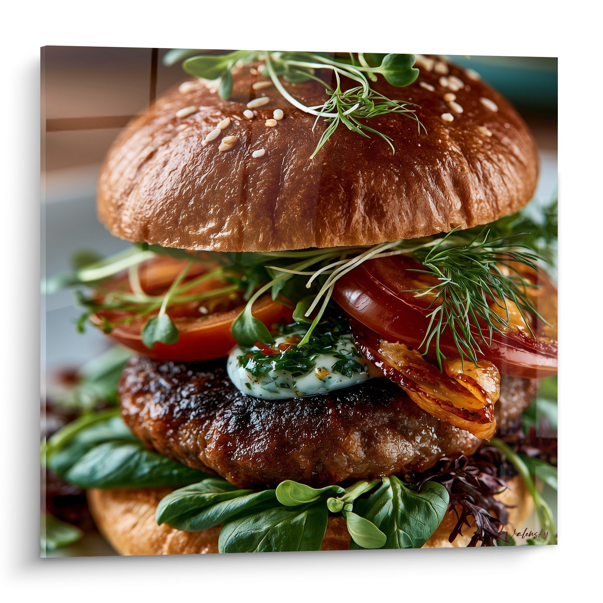 Burger doré aux tomates rouges et herbes vertes, pain brioché brillant et sésame croustillant
