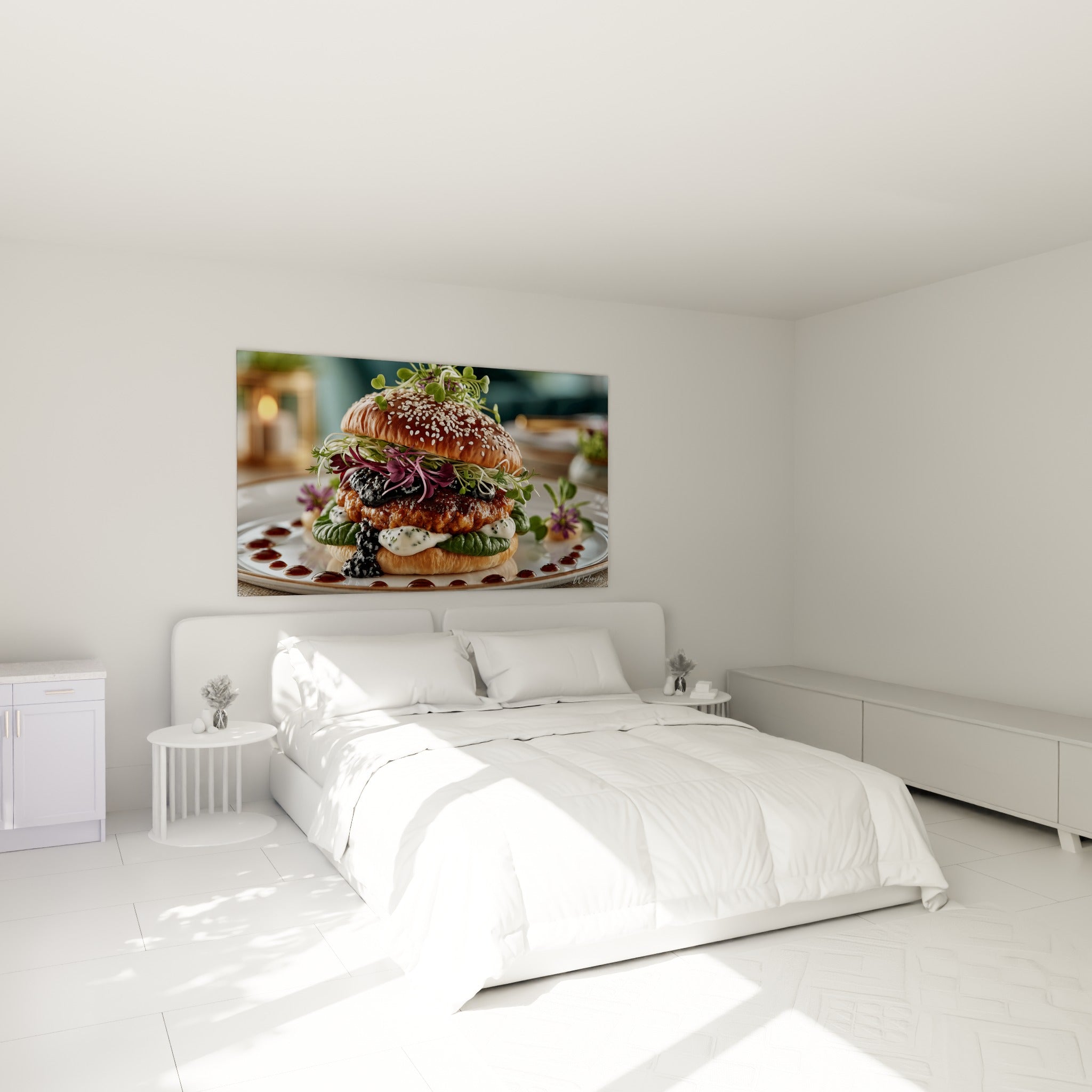 Composition gourmande dorée et violette accrochée au-dessus d'un lit dans une chambre claire