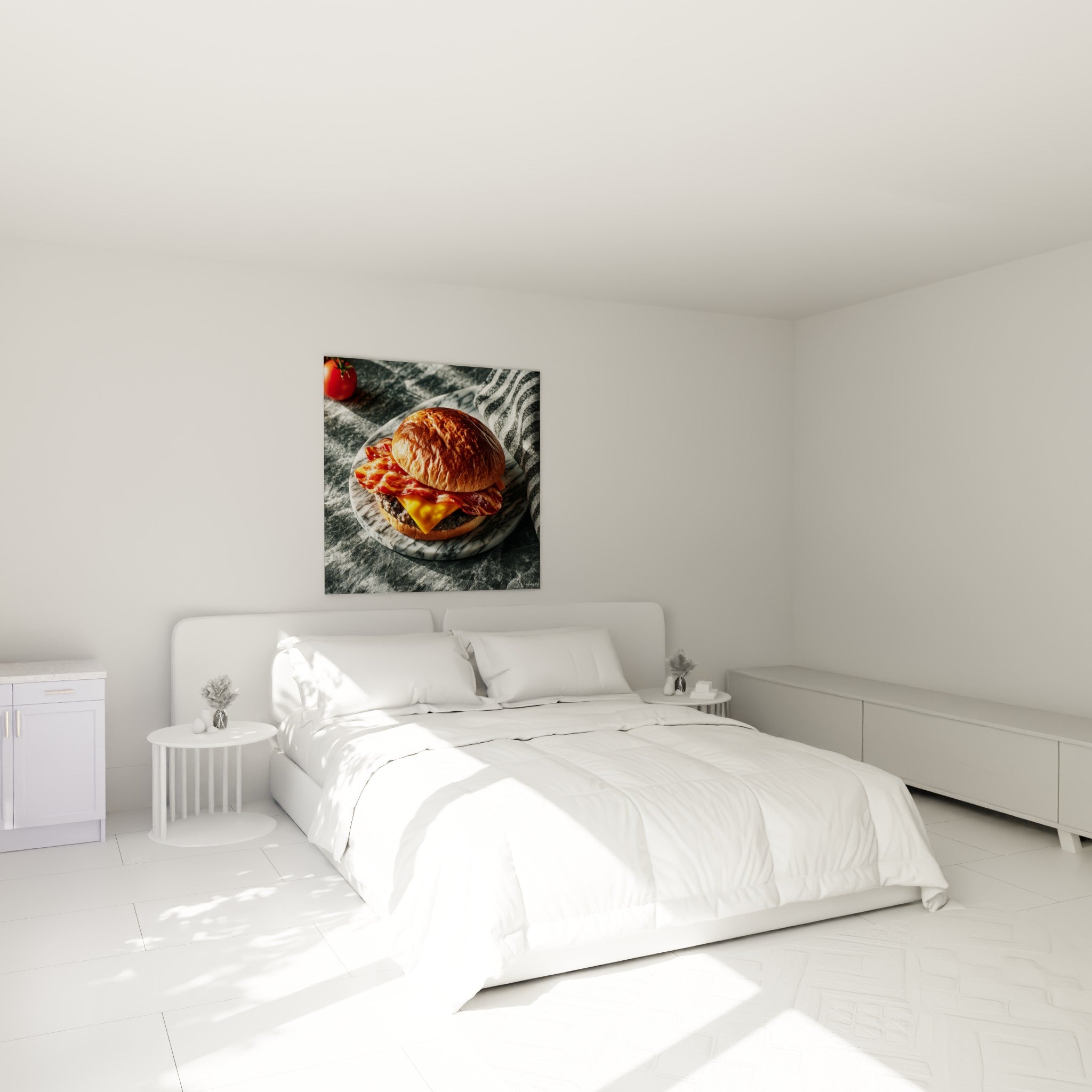 Sandwich généreux au fromage fondu et bacon rouge, au-dessus d'un lit dans une chambre claire