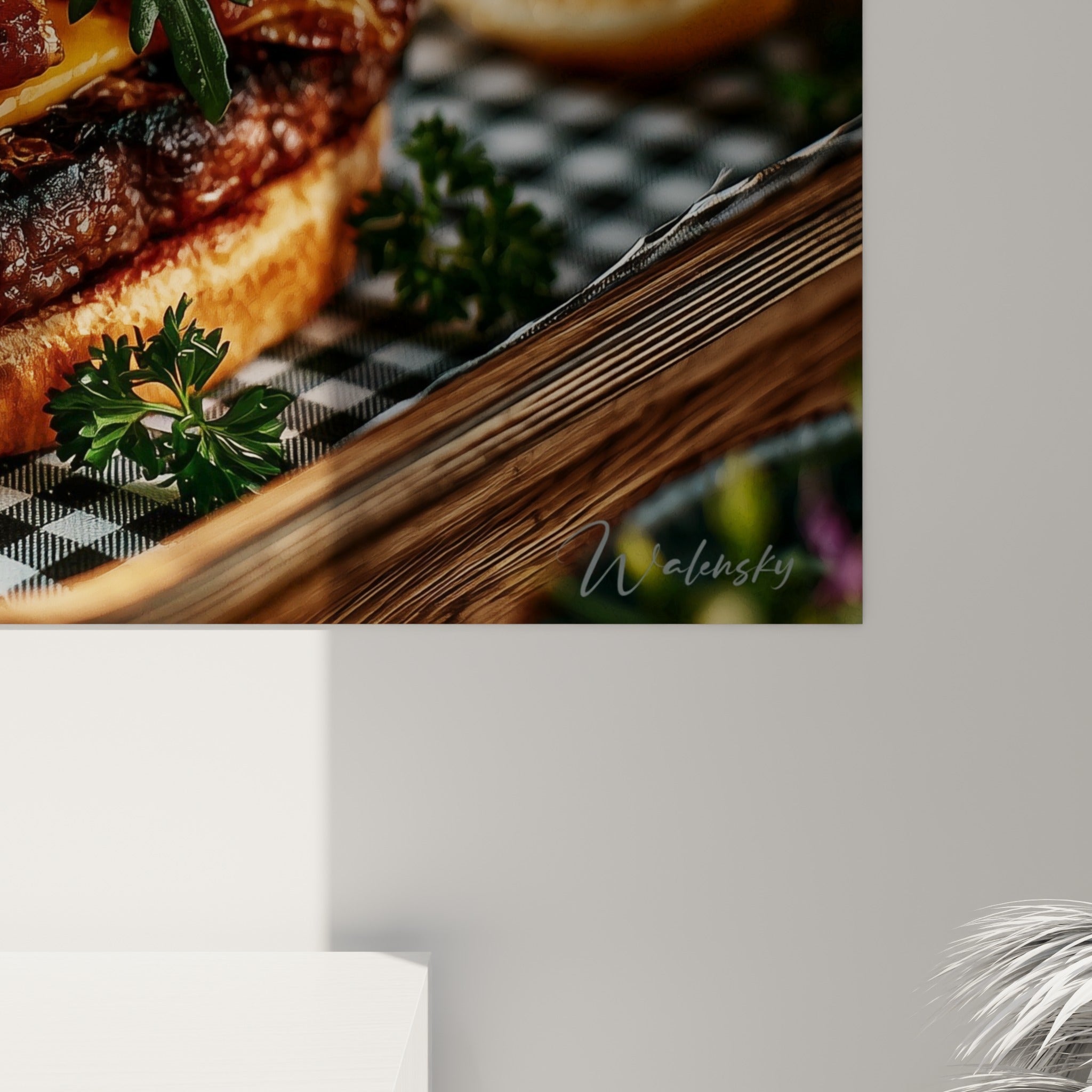 Détail du pain doré aux graines de sésame et du fromage coulant sur la viande grillée fumante