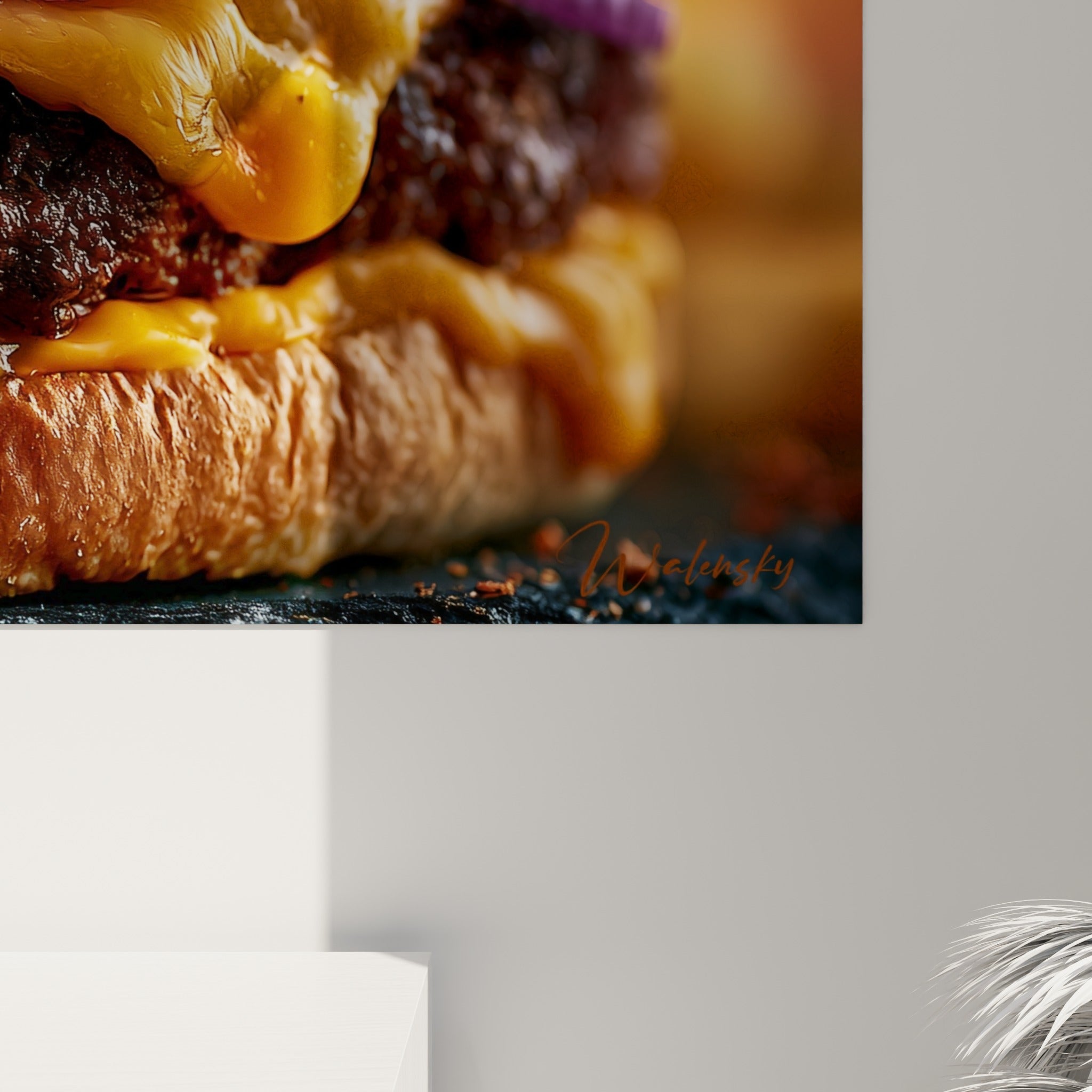Détail du fromage fondant orangé et des coulures dorées sur la viande grillée, révélant le grain de l'impression