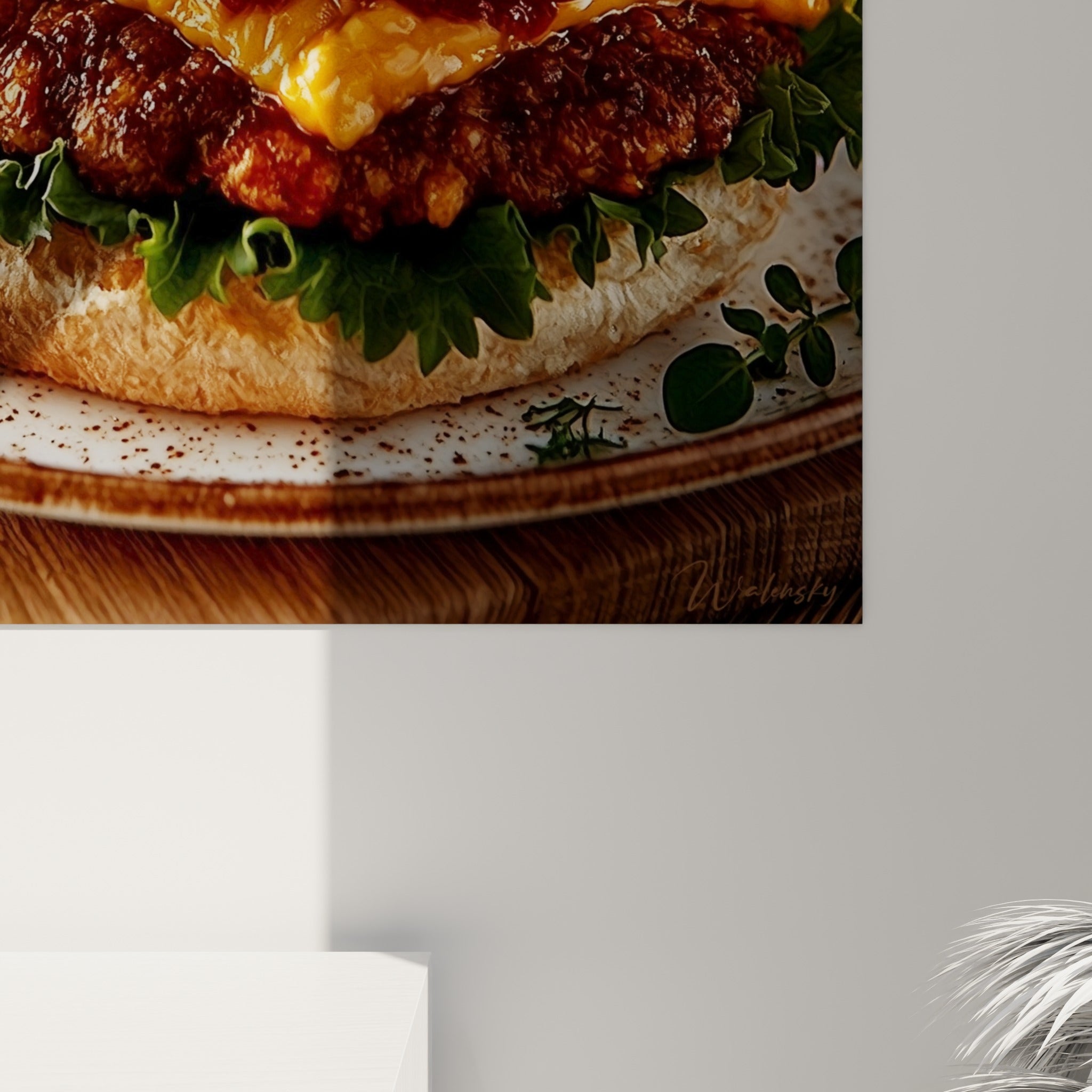 Détail du pain doré, grains de sésame blancs et coulée de fromage orangé sur la viande grillée