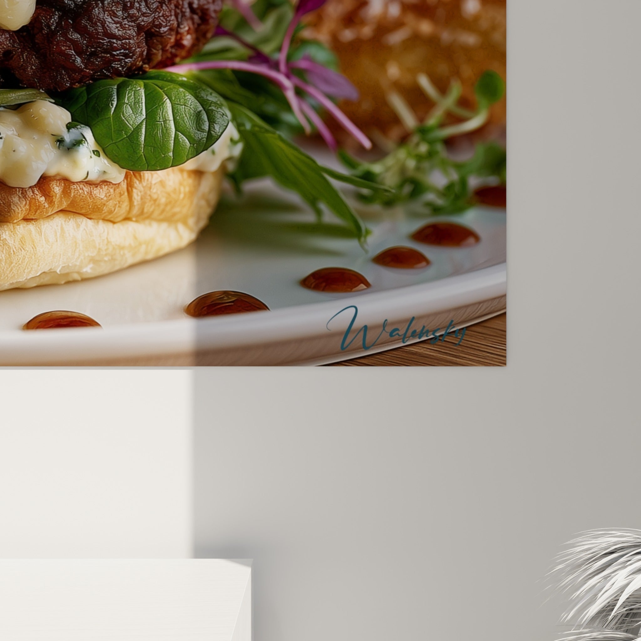 Détail du burger montrant le grain du fromage fondu et les reflets ambrés de la confiture pourpre