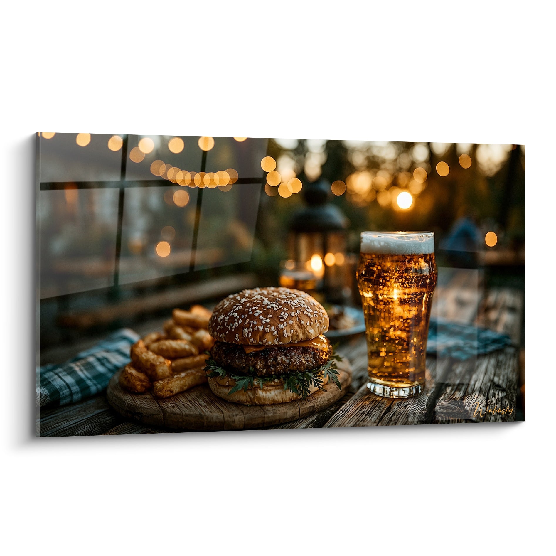 Burger doré au pain sésame et bière ambrée mousseuse sur table en bois, lumières bokeh dorées en arrière-plan