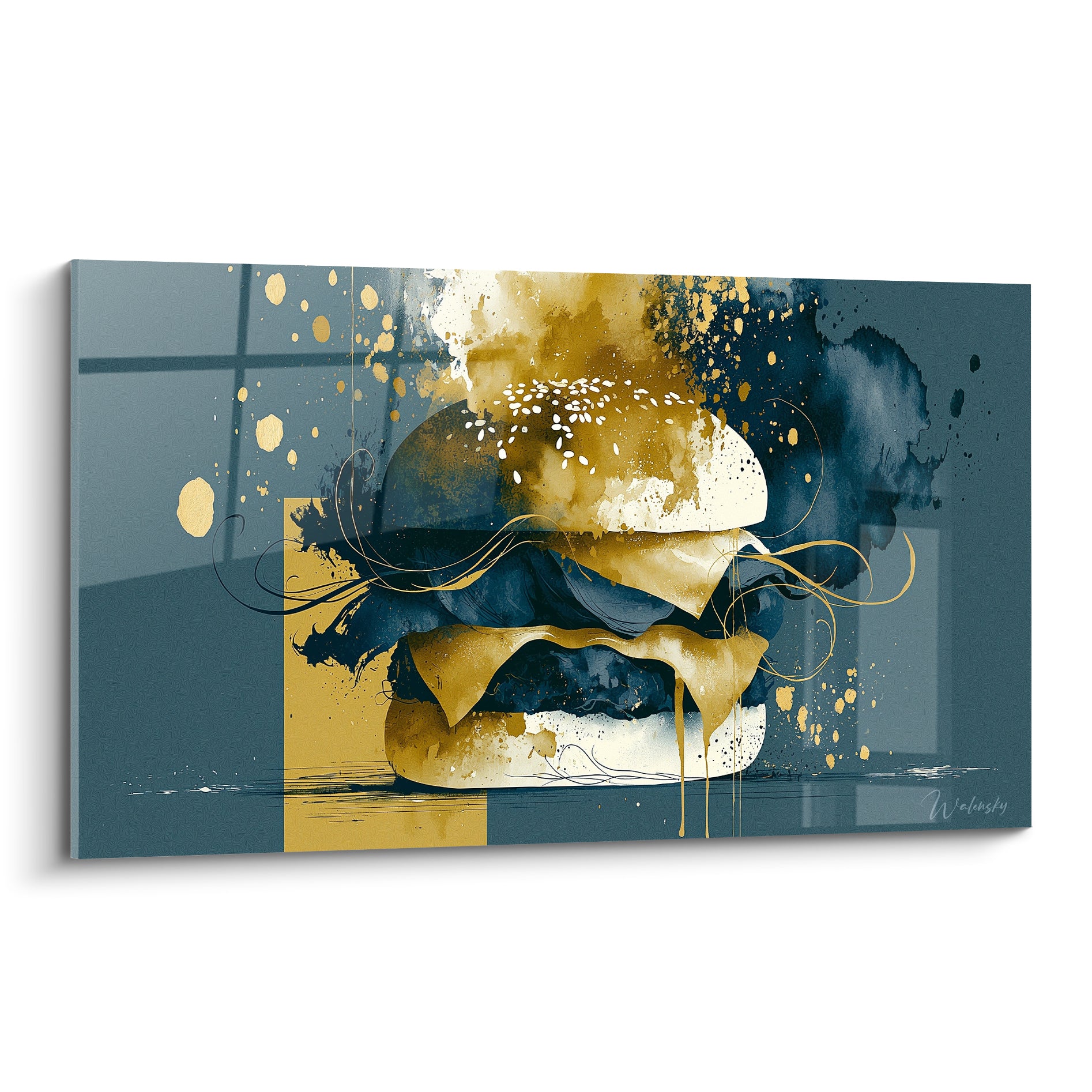 Burger doré aux éclaboussures bleu marine et graines de sésame blanches sur fond ocre