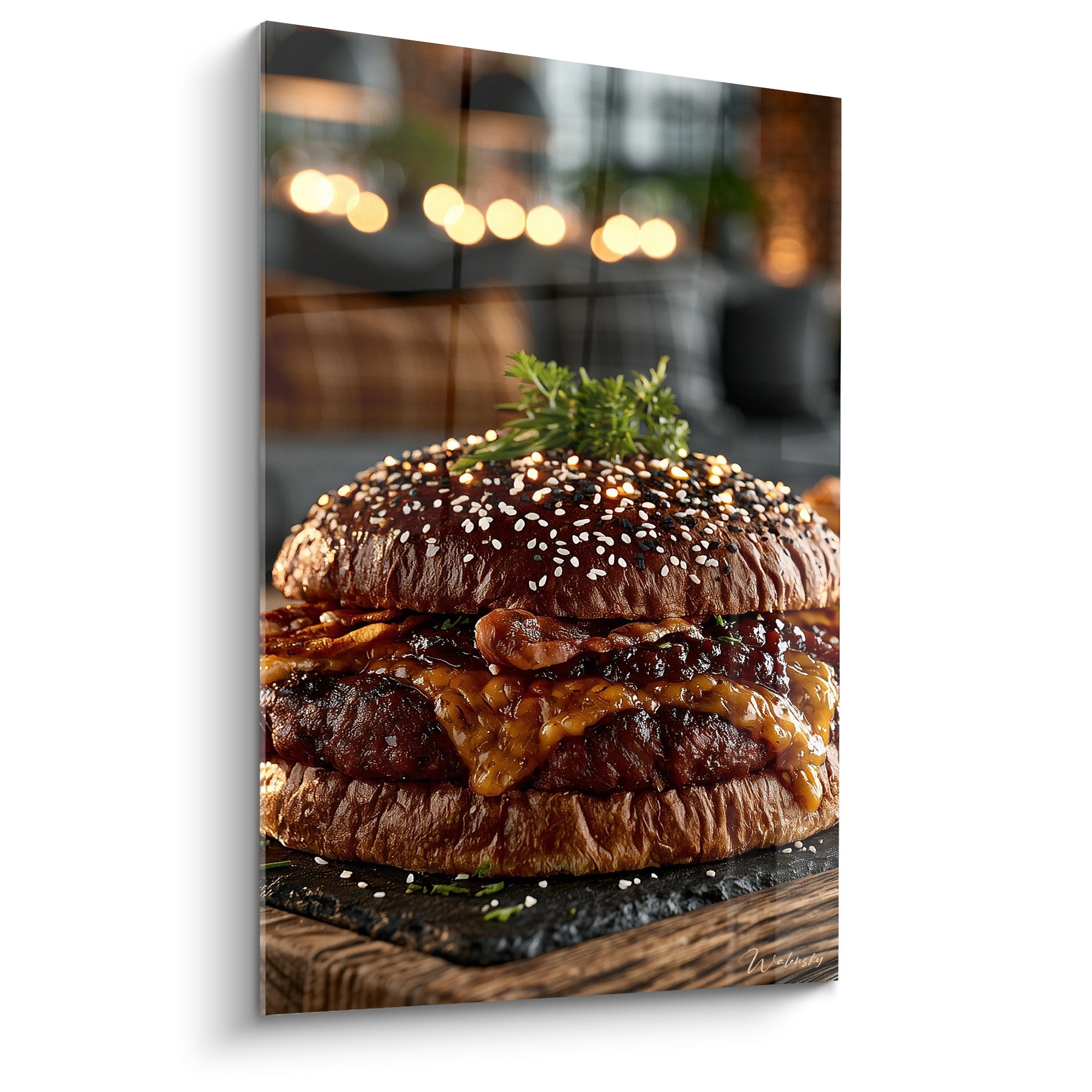 Burger doré et brun garni de fromage fondu, gros plan sur pain brioché aux graines de sésame