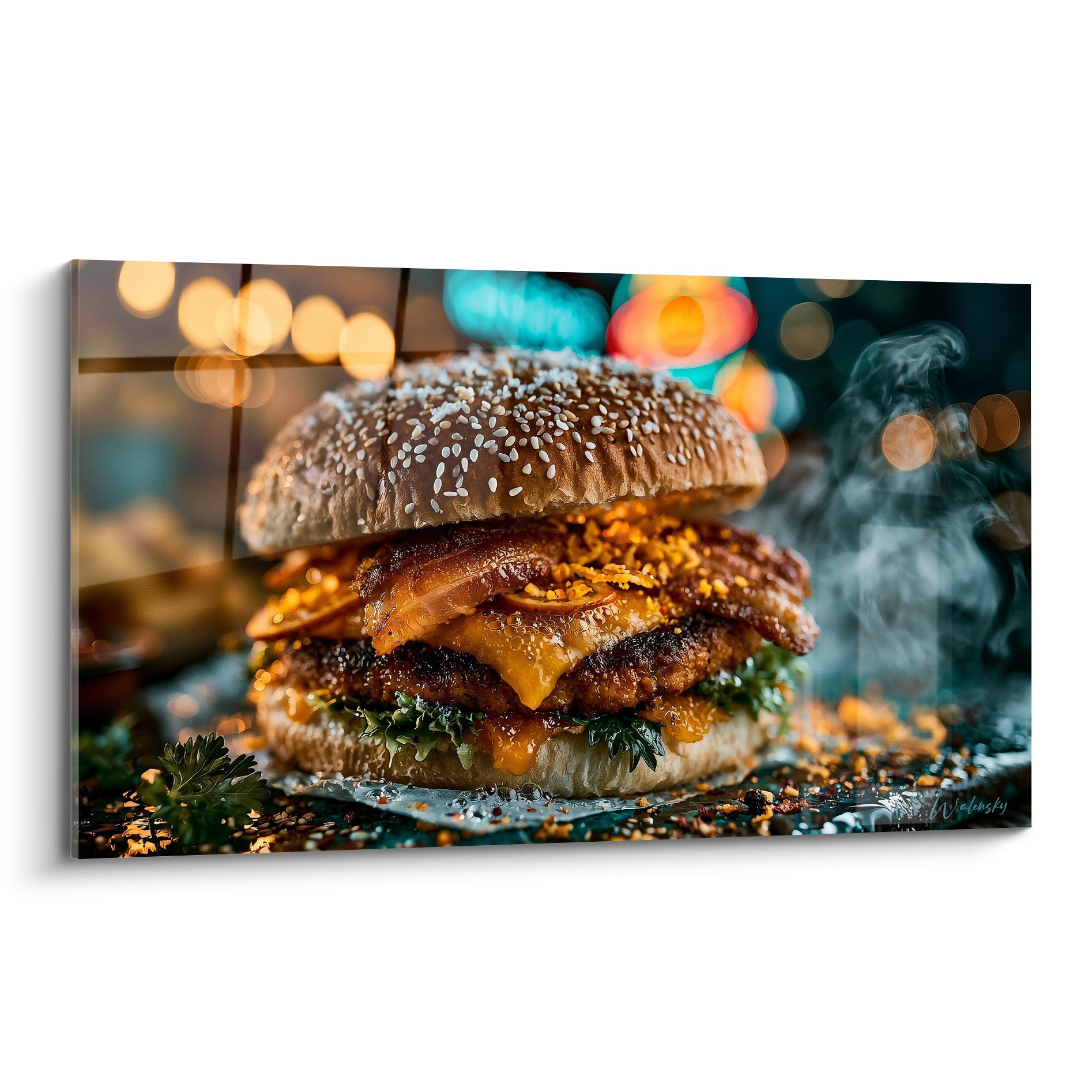 Burger doré au bacon croustillant et fromage fondu, fumée légère sur fond bleu et ambre flouté