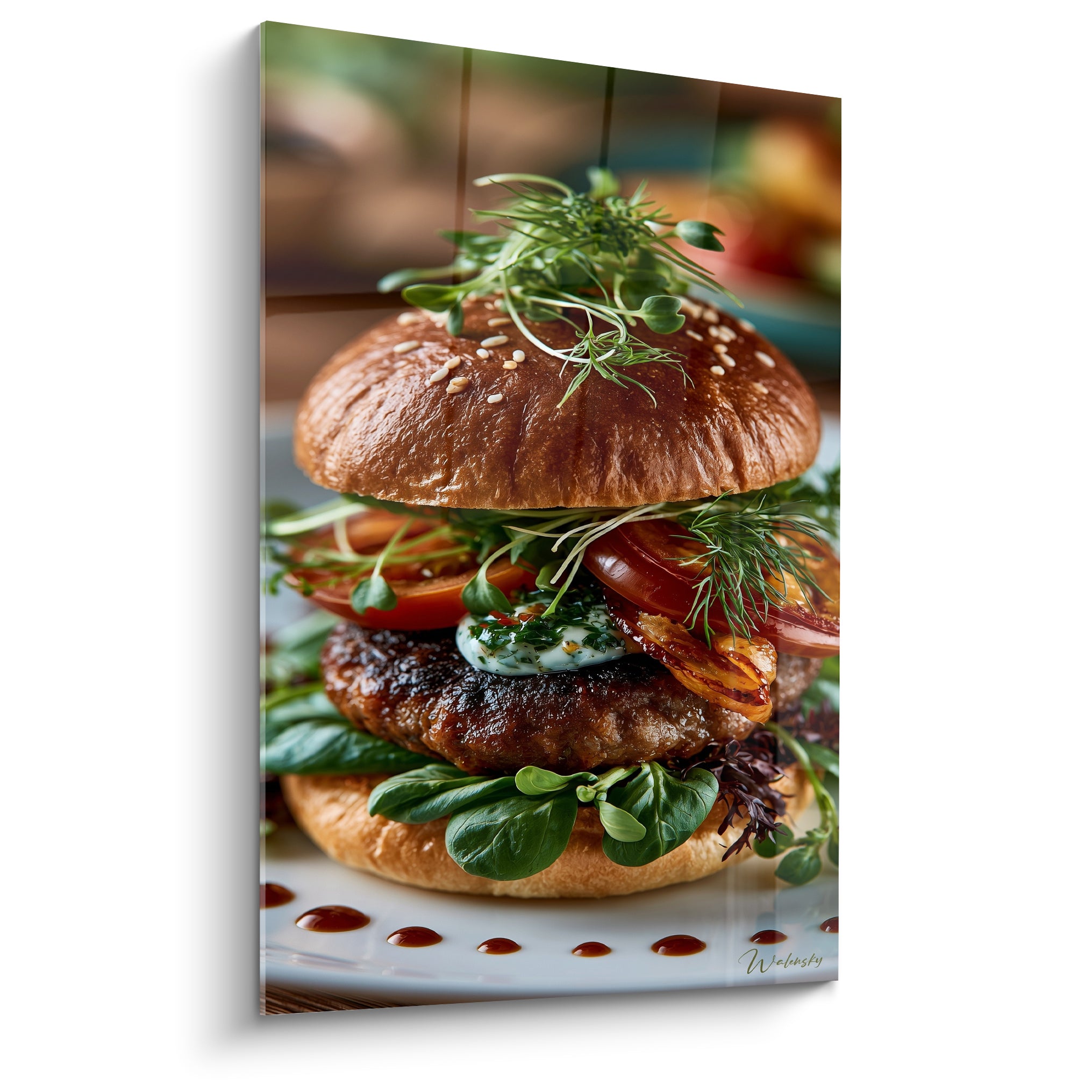 Burger généreux aux tons dorés et bruns, garni de tomates rouges et herbes vert sauge fraîches
