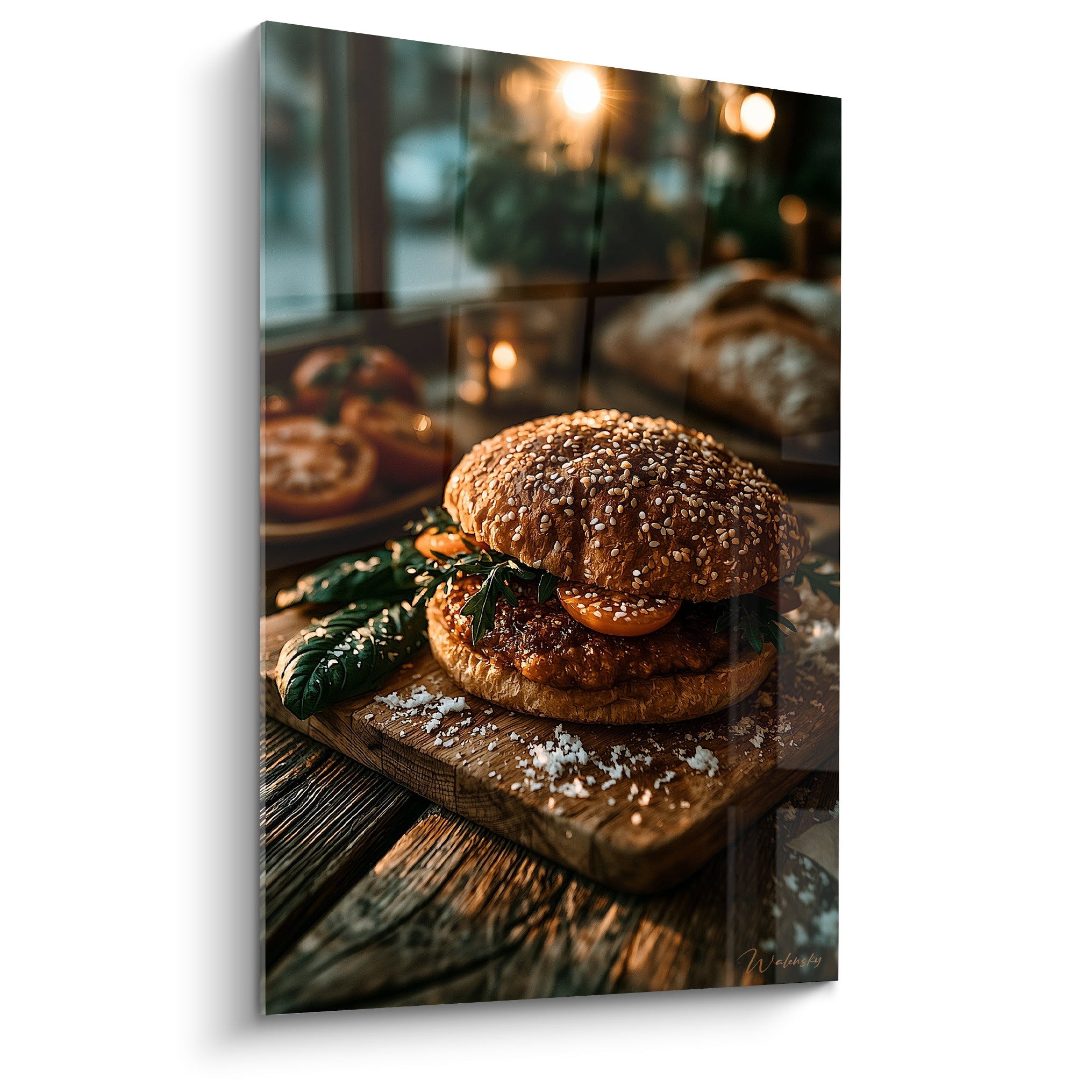 Burger doré au pain sésame et viande grillée brune, posé sur planche de bois rustique