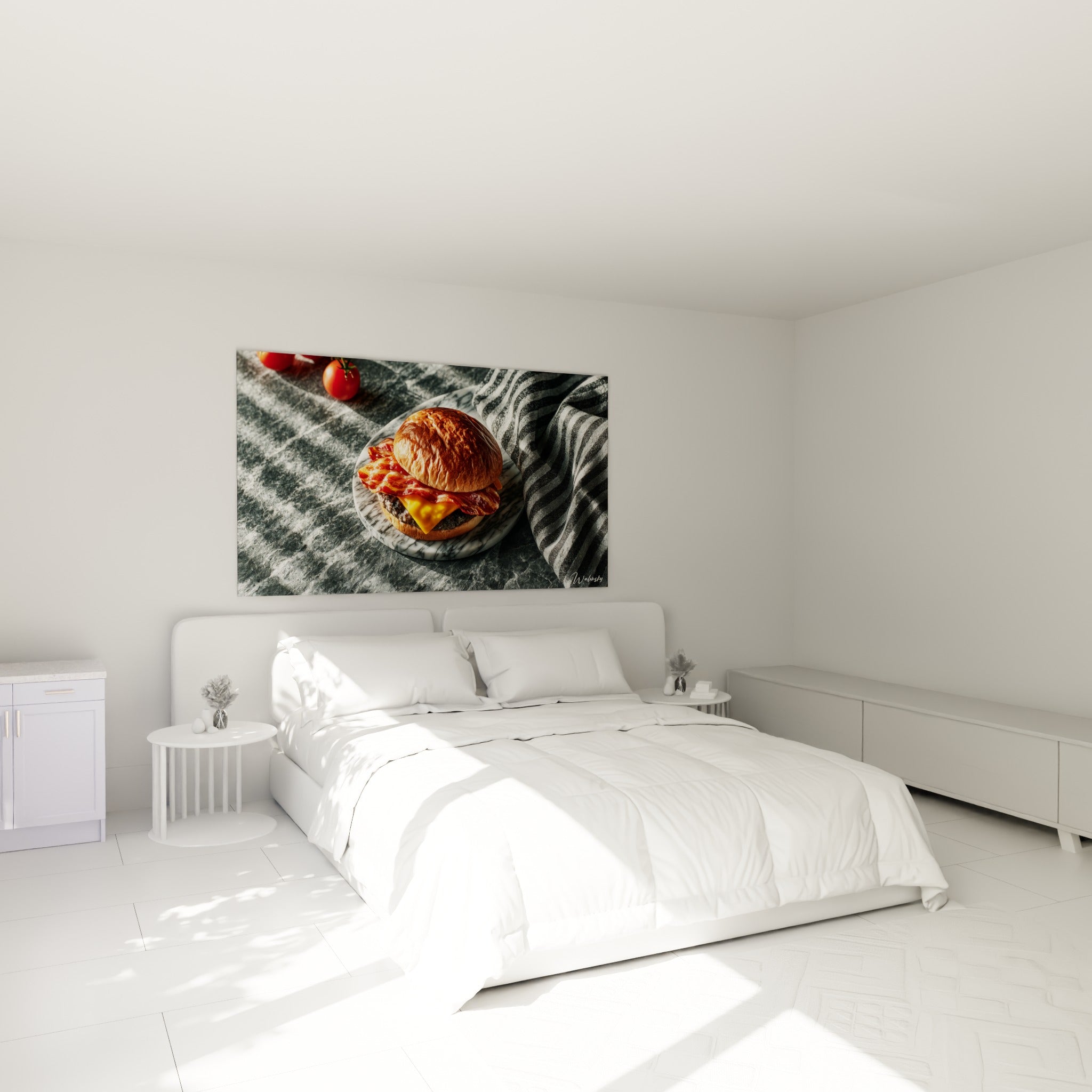 Sandwich généreux au bacon doré accroché au-dessus d'un lit dans une chambre claire