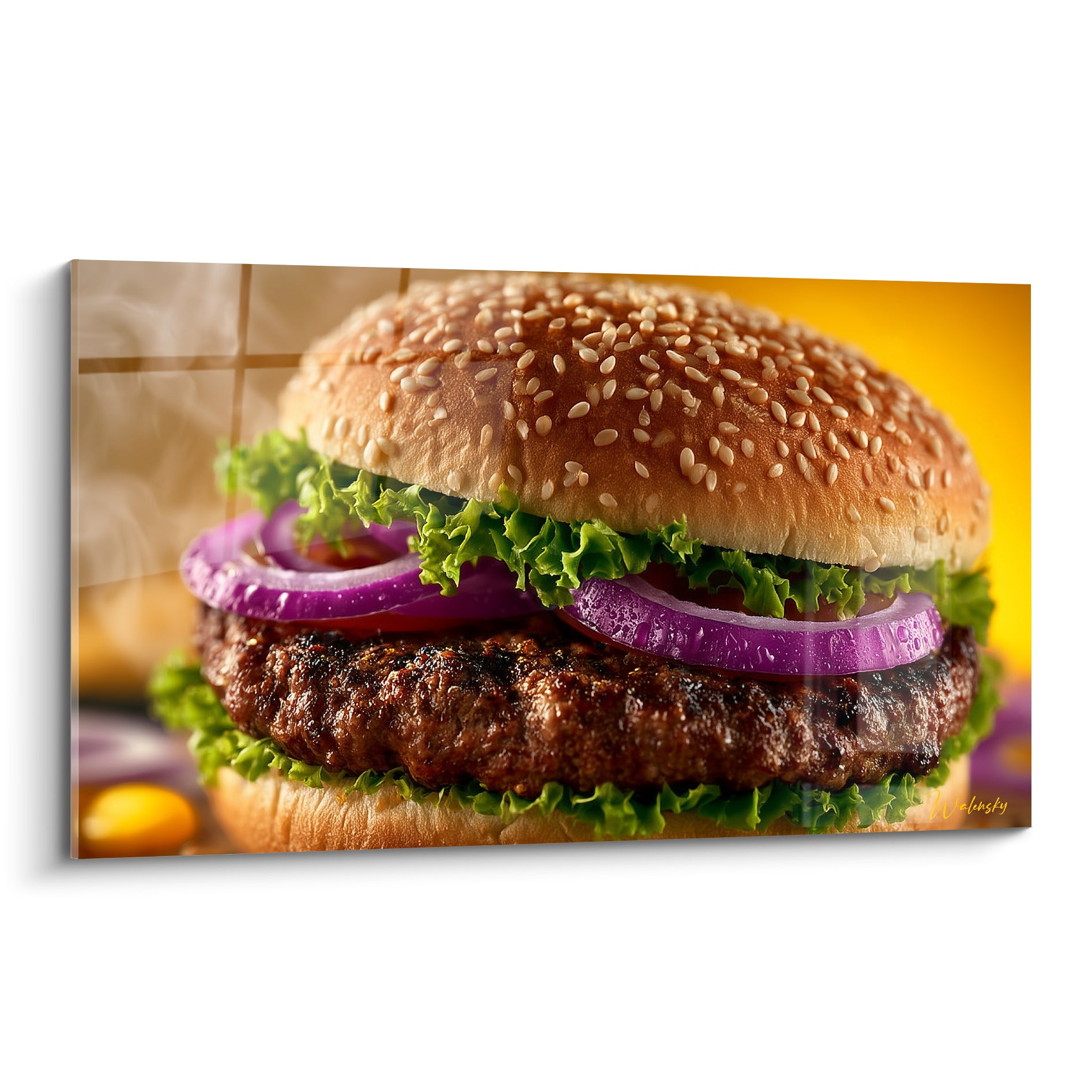 Burger grillé aux couleurs brun et doré, oignons violets et salade verte en gros plan
