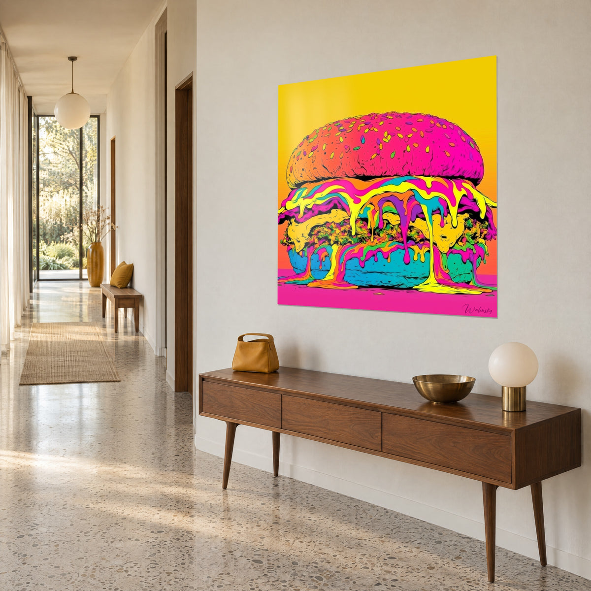 Tableau sandwich fluo en vue de trois-quarts, burger rose magenta et jaune citron dégouline sur fond jaune éclatant, accroché au-dessus d'un meuble bas