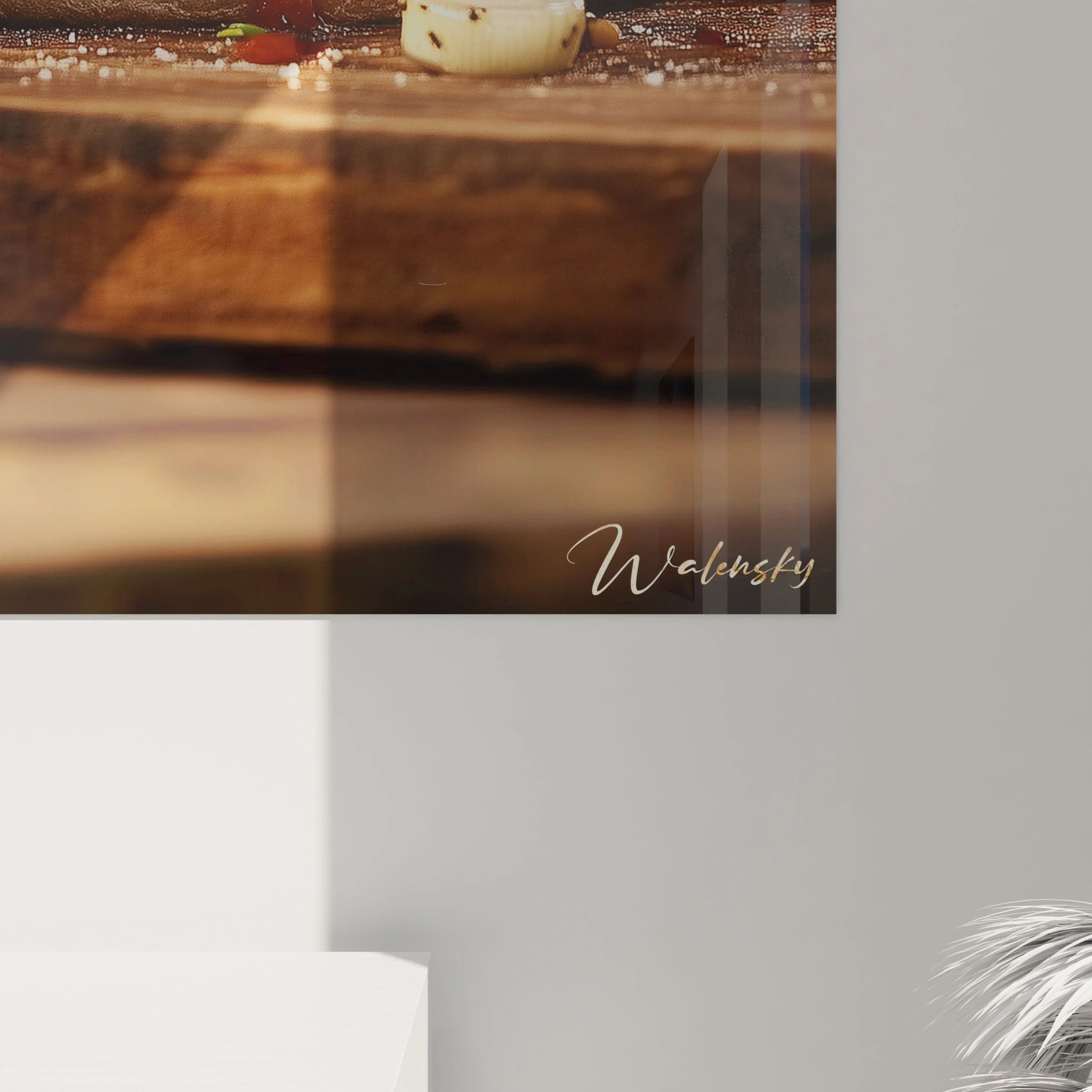 Un tableau burger présentant un hamburger en gros plan avec un pain brioché, une sauce brillante, des légumes frais et du fromage fondu, sur un fond sombre avec des particules lumineuses en suspension.