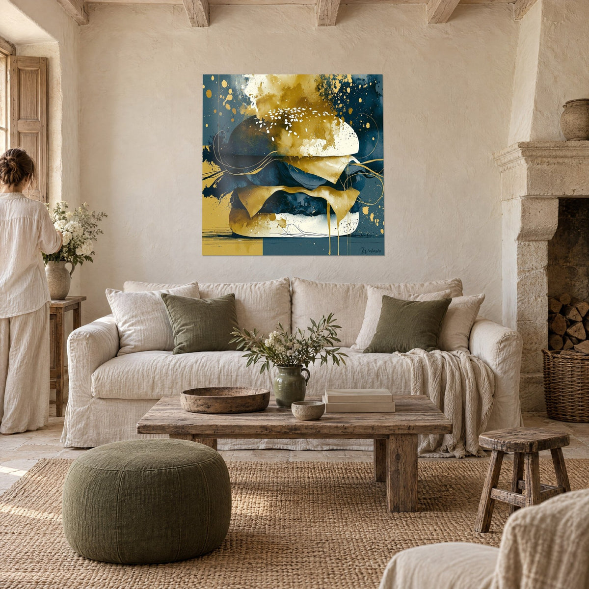 Tableau hamburger stylisé aux éclaboussures dorées et bleu marine, pain sésame ivoire, au-dessus d'un canapé dans un salon lumineux