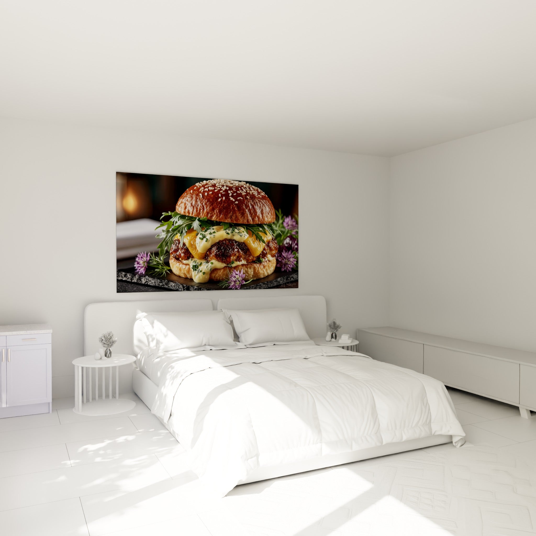 Pain brioché ambré et steak grillé du burger accrochés au-dessus d'un lit dans une chambre claire