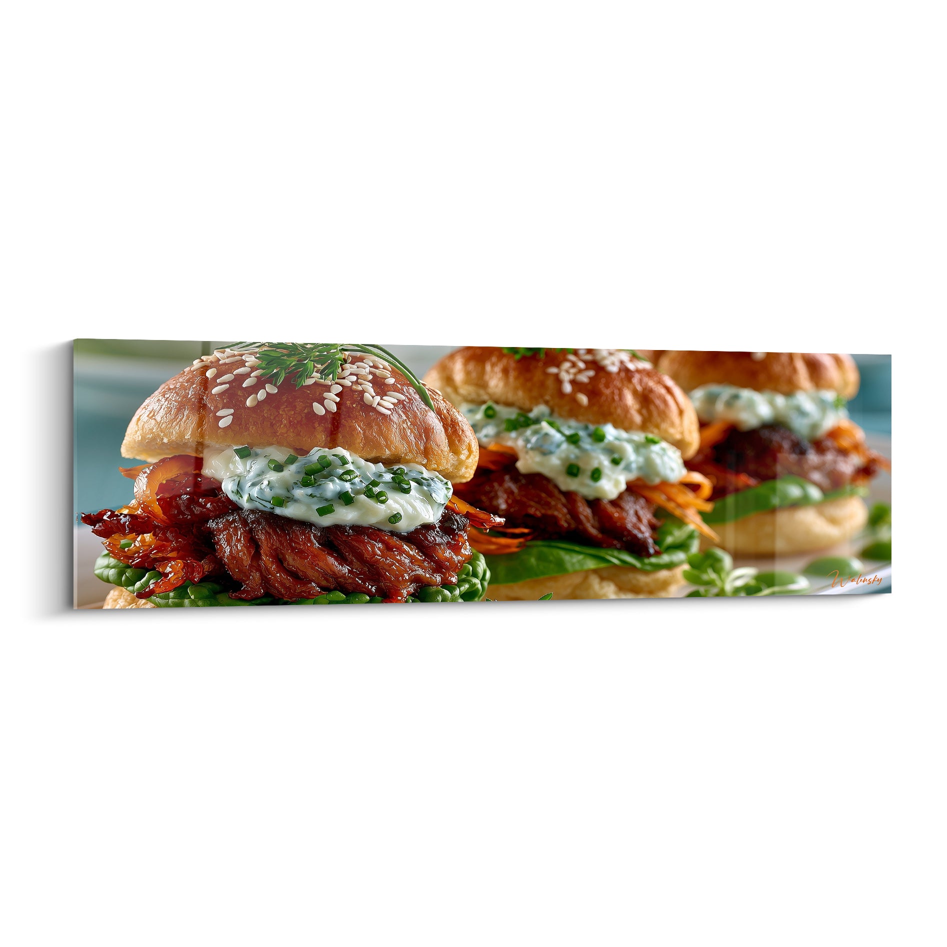 Mini burgers empilés au pain doré et sauce vert tendre, présentés en gros plan sur fond turquoise flou