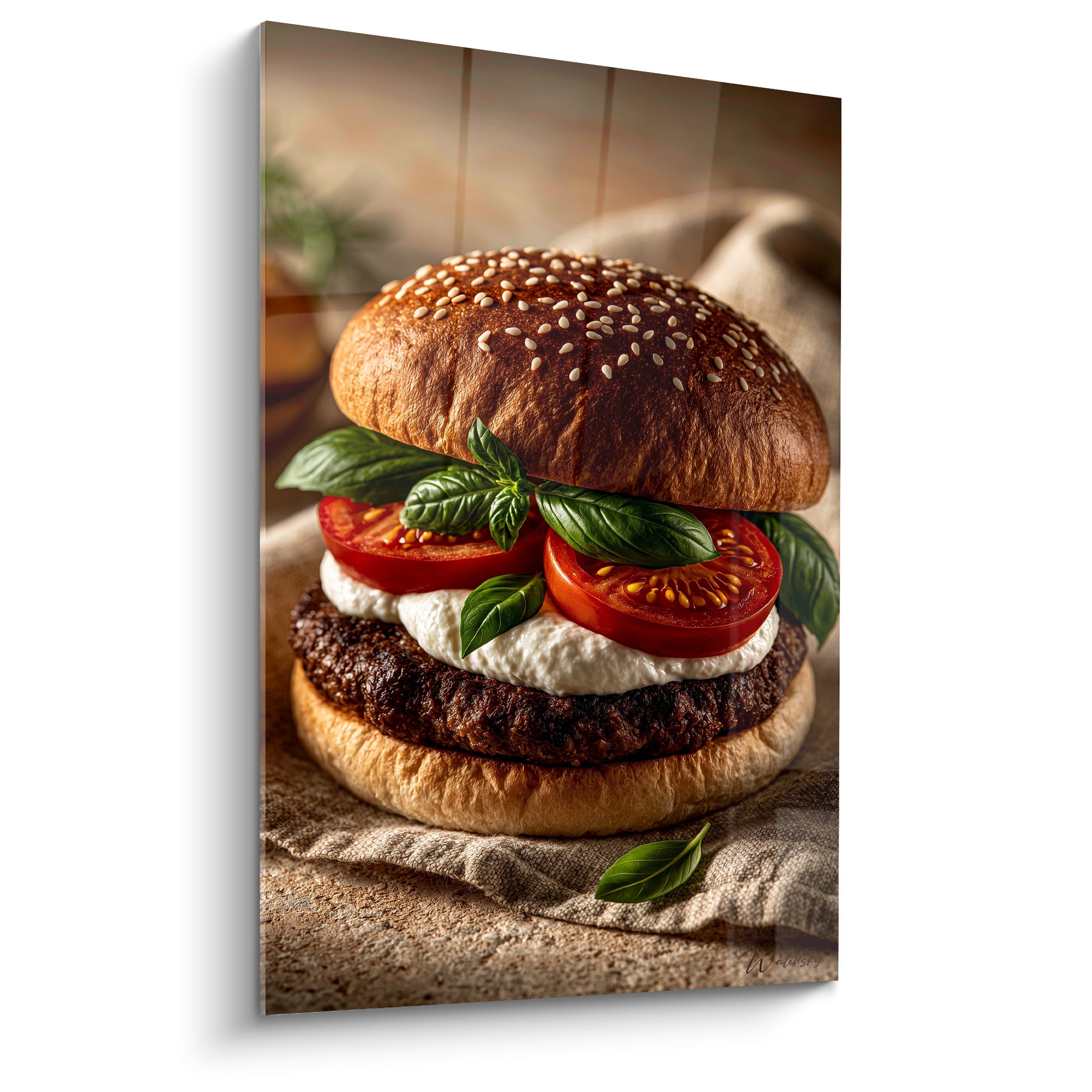 Burger doré au pain brioché, tomates rouges et crème blanche photographié en pleine lumière