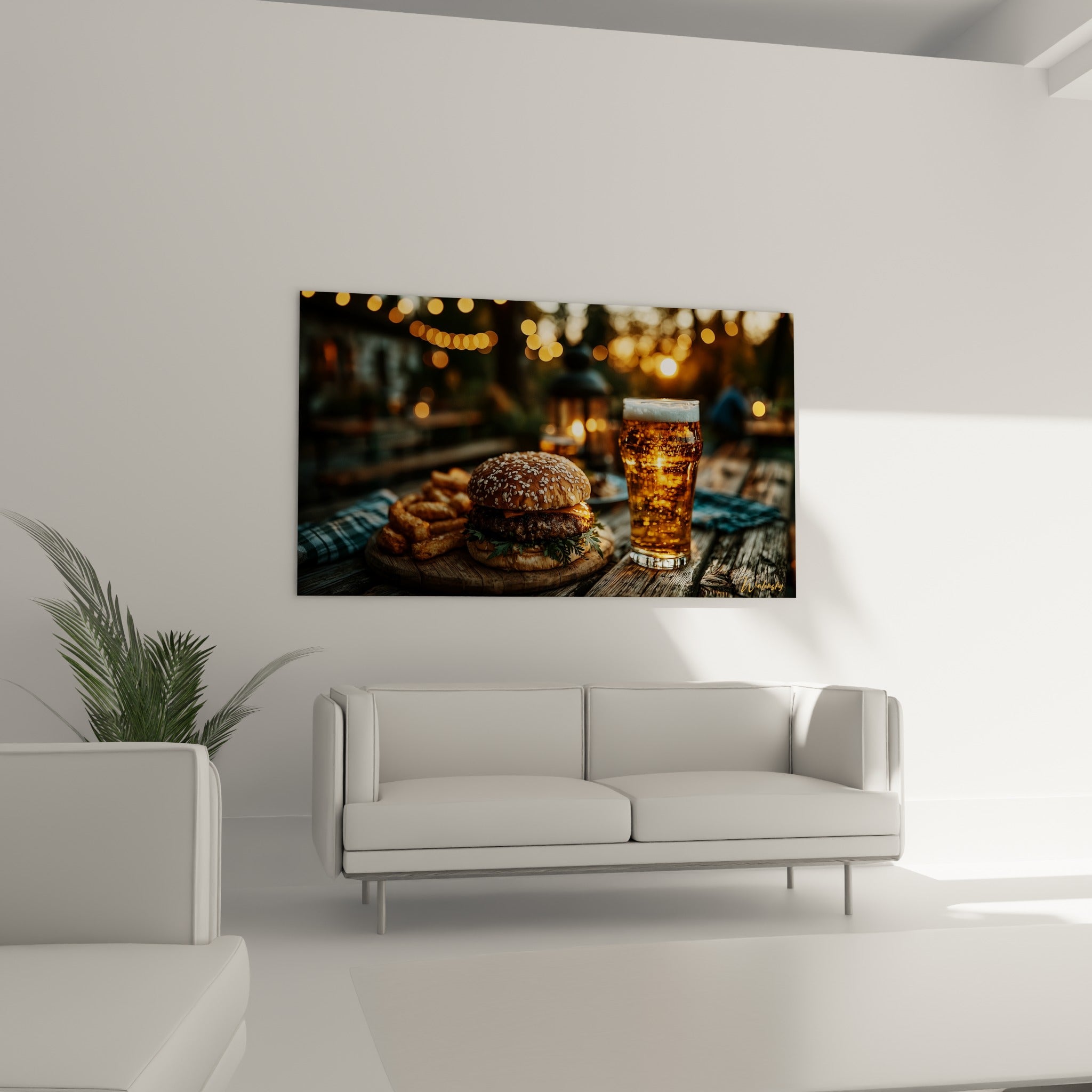 Planche de bois garnie d'un burger doré et d'oignons frits près d'une bière, au-dessus d'un canapé dans un salon lumineux