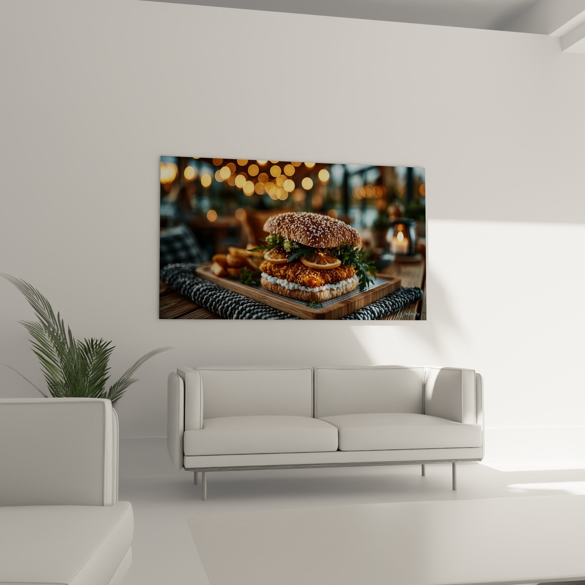 Burger généreux sur plateau bois, tons dorés et verts sauge, accroché au-dessus d'un canapé dans un salon lumineux