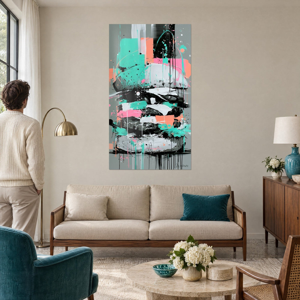 Quadro Hamburger astratto in turchese e corallo, colature nere su sfondo grigio, sopra un divano in un soggiorno luminoso
