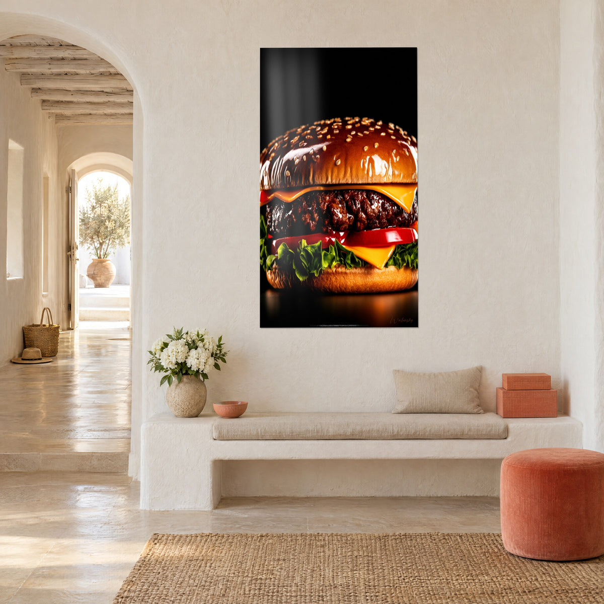 Quadro hamburger goloso con bistecca alla griglia e cheddar arancione su fondo nero, parete bianca, panca e arco, casa mediterranea