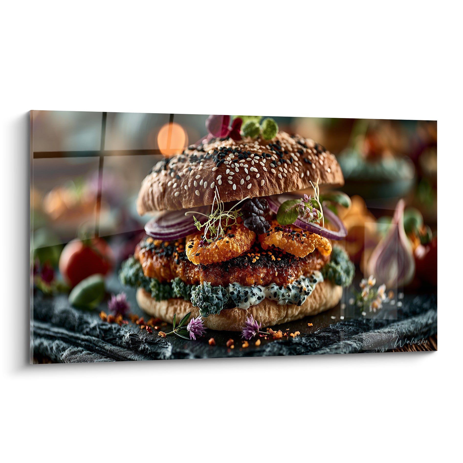 Burger gastronomique aux graines de sésame noires, garniture dorée et oignons rouges translucides