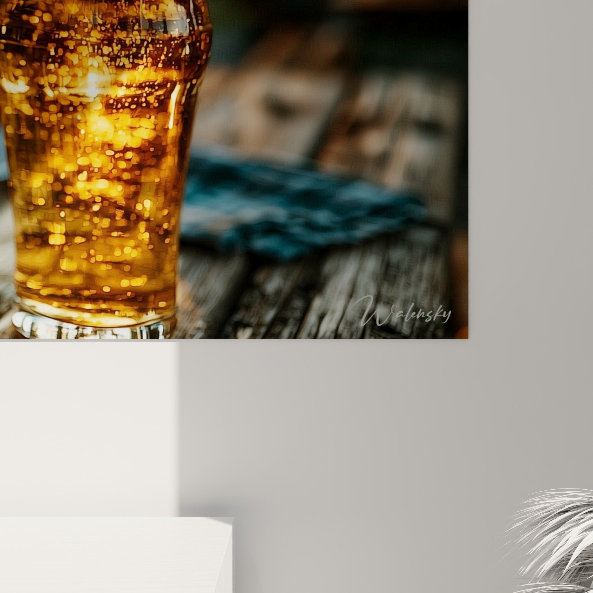 Reflets dorés sur le verre de bière et texture croustillante du pain brioché en gros plan