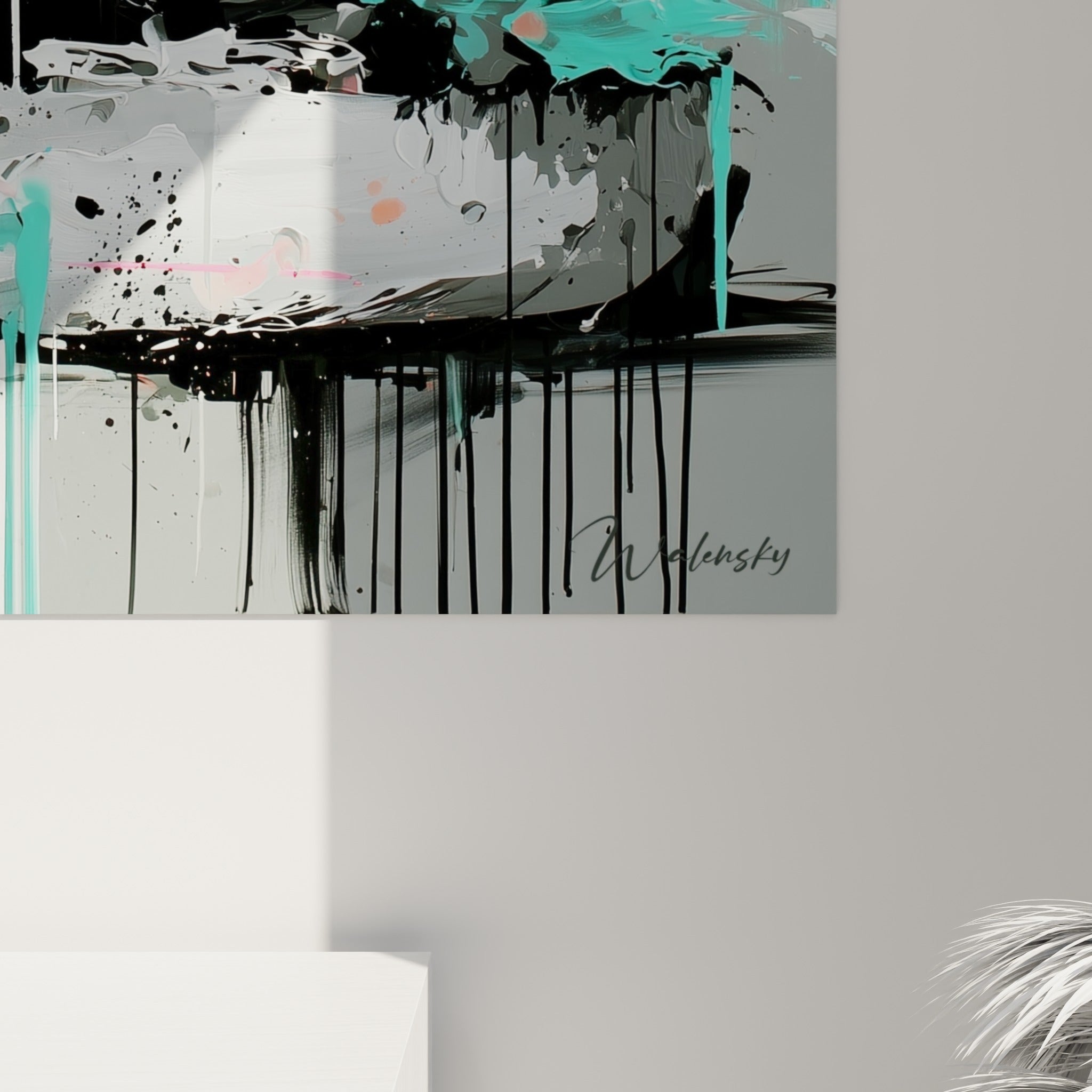 Coulures noires et empâtements blancs se mêlant au turquoise et corail sur la toile