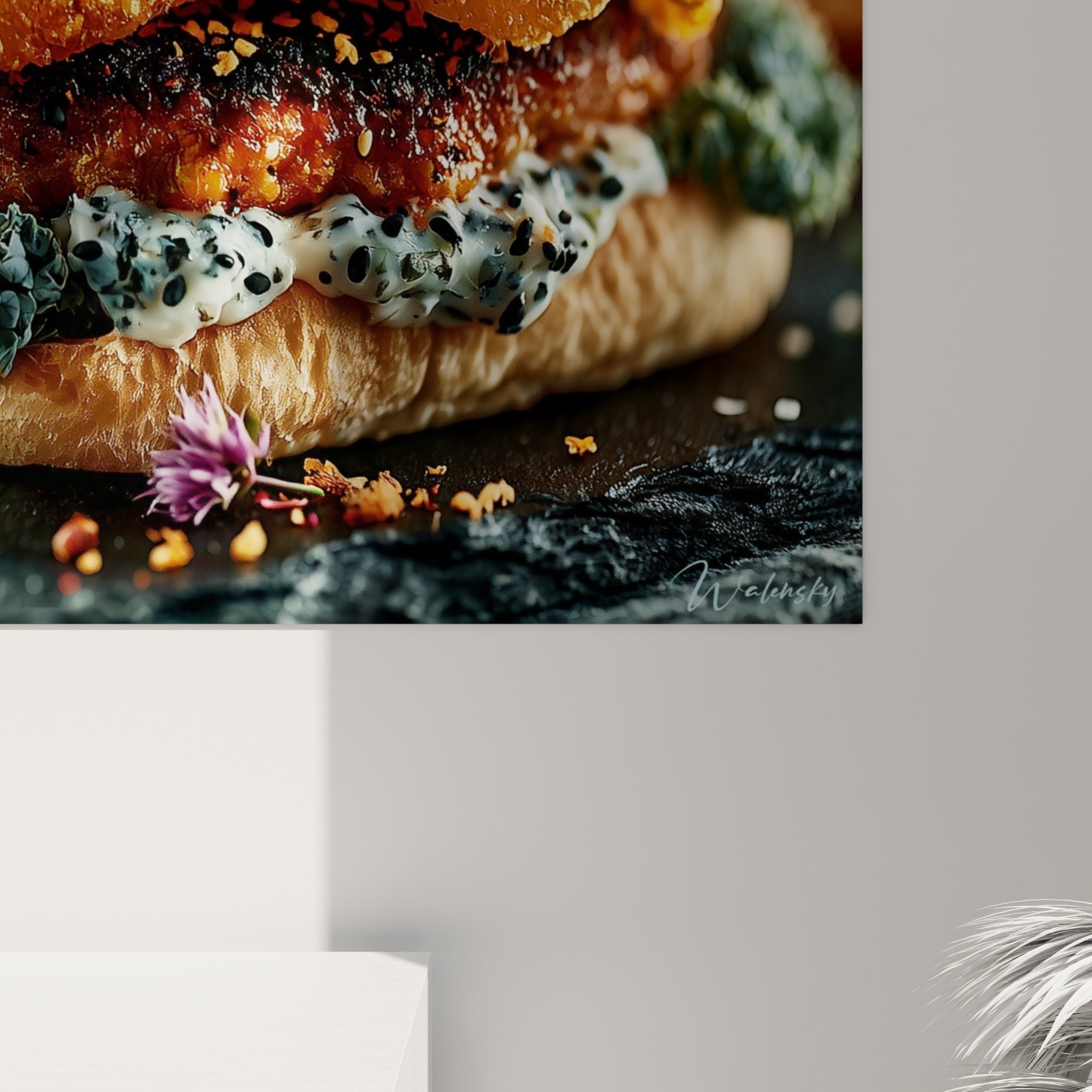 Empâtements de sauce crémeuse et graines de sésame noires révélant la texture du burger imprimé