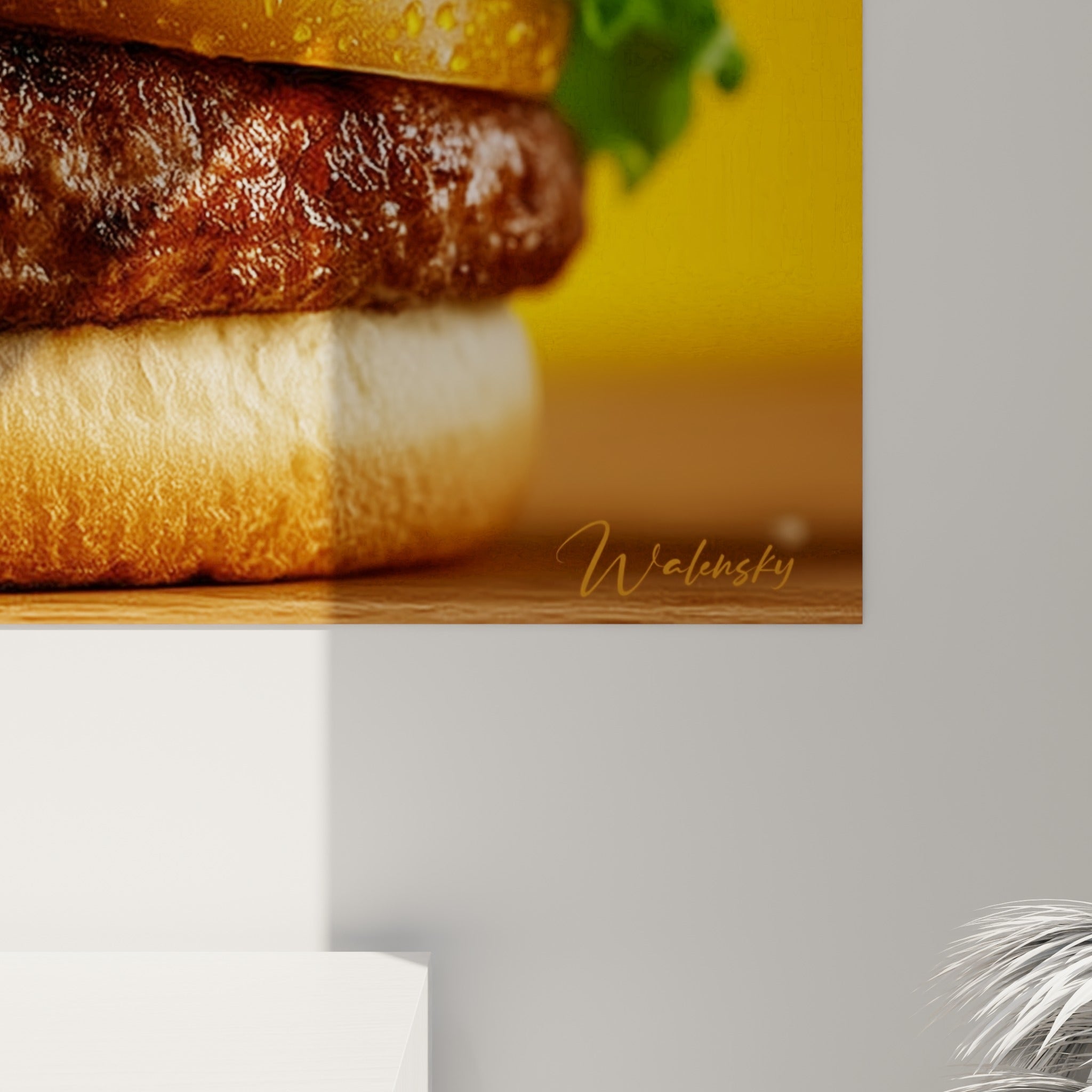 Grain du pain doré et coulures de jus visibles sur la galette brune du burger