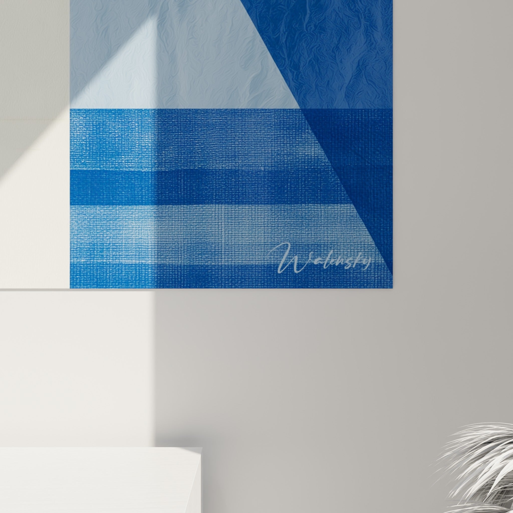Grain texturé du burger doré révélant coulures et empâtements sur fond bleu marine et blanc cassé