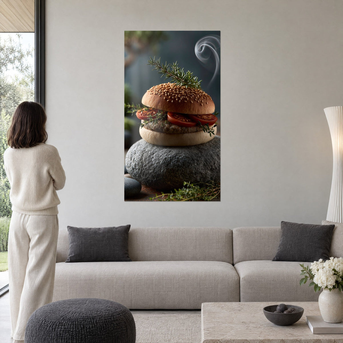 Obraz gourmet burger ze złotymi ziarnami sezamu i czerwonymi pomidorami na antracytowym kamyku, nad sofą w jasnym salonie