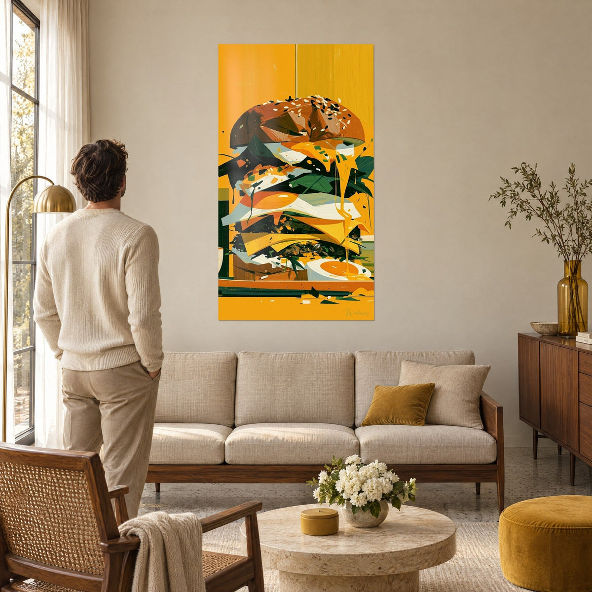 Tableau burger géant en couches brunes et vertes, œuf au plat renversé sur fond jaune moutarde, au-dessus d'un canapé dans un salon lumineux