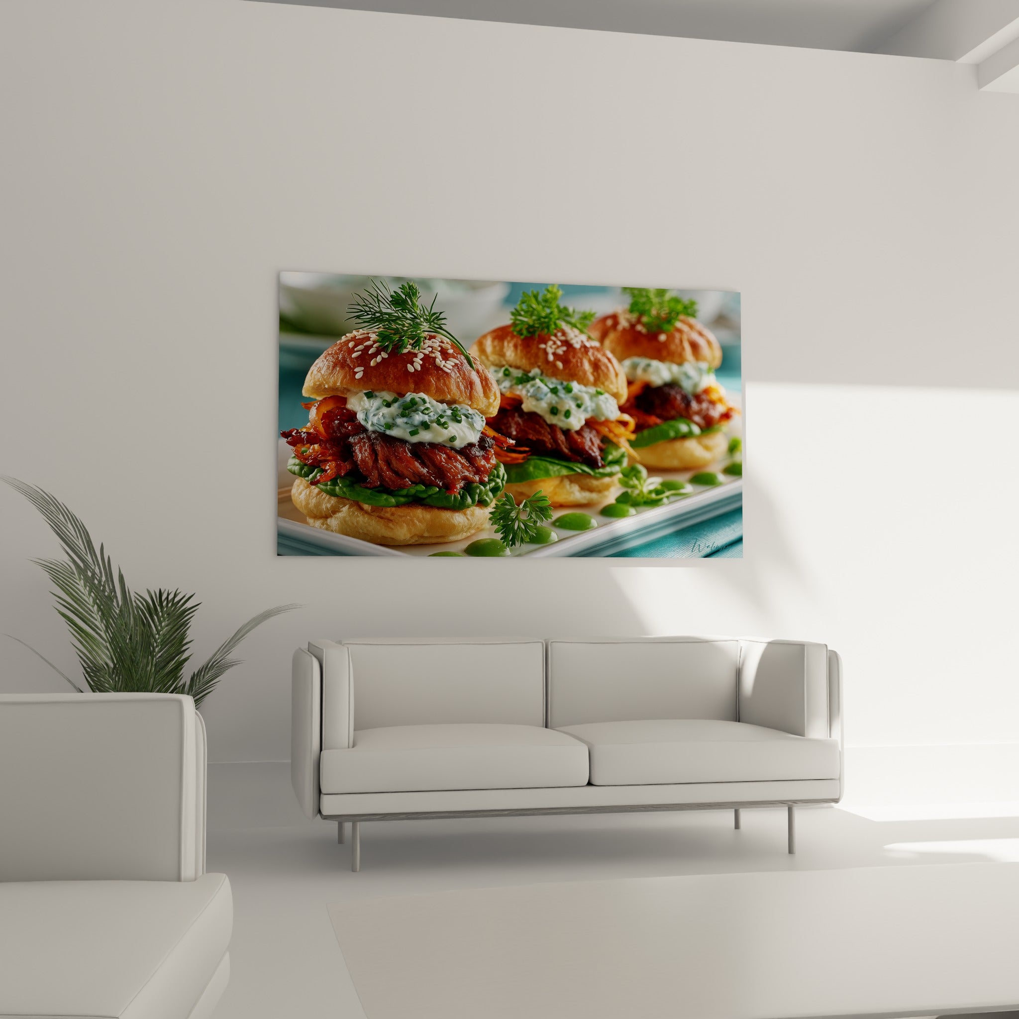 Sandwichs garnis de sauce herbacée et viande grillée, disposés au-dessus d'un canapé dans un salon lumineux