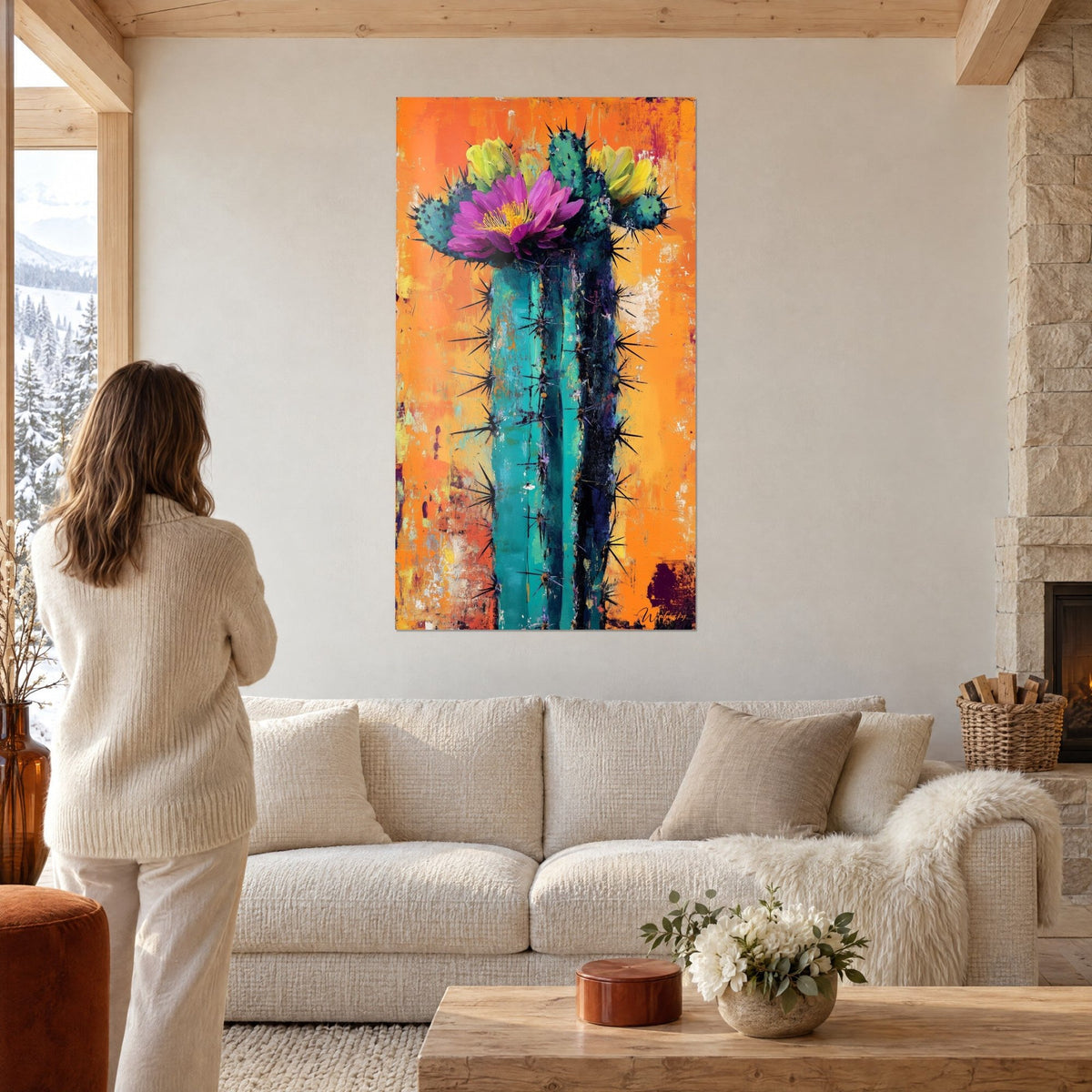 Tableau cactus turquoise couronné d'une fleur violette sur fond orange, une femme de dos au-dessus d'un canapé dans un salon lumineux