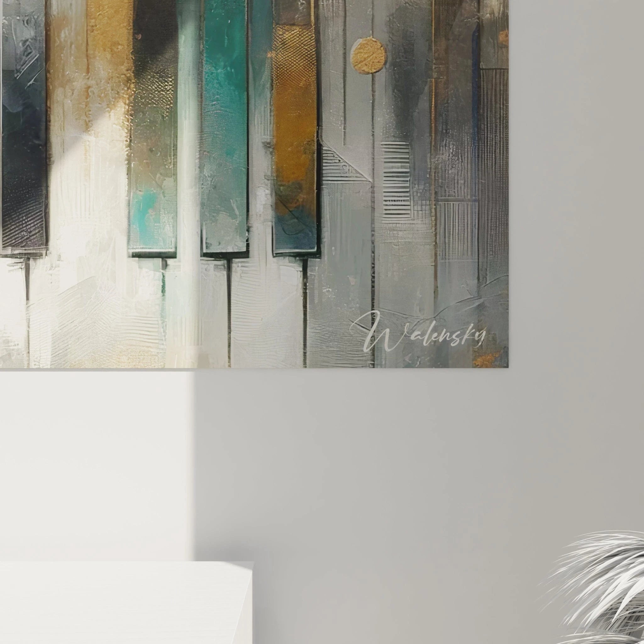 Un tableau abstrait musical montrant des touches de piano entremêlées de colonnes colorées. Les teintes principales sont noir, blanc, turquoise profond et or métallisé. Les textures alternent surfaces lisses, rayures en relief, zones brillantes et motifs géométriques avec lignes courbes dorées superposées.