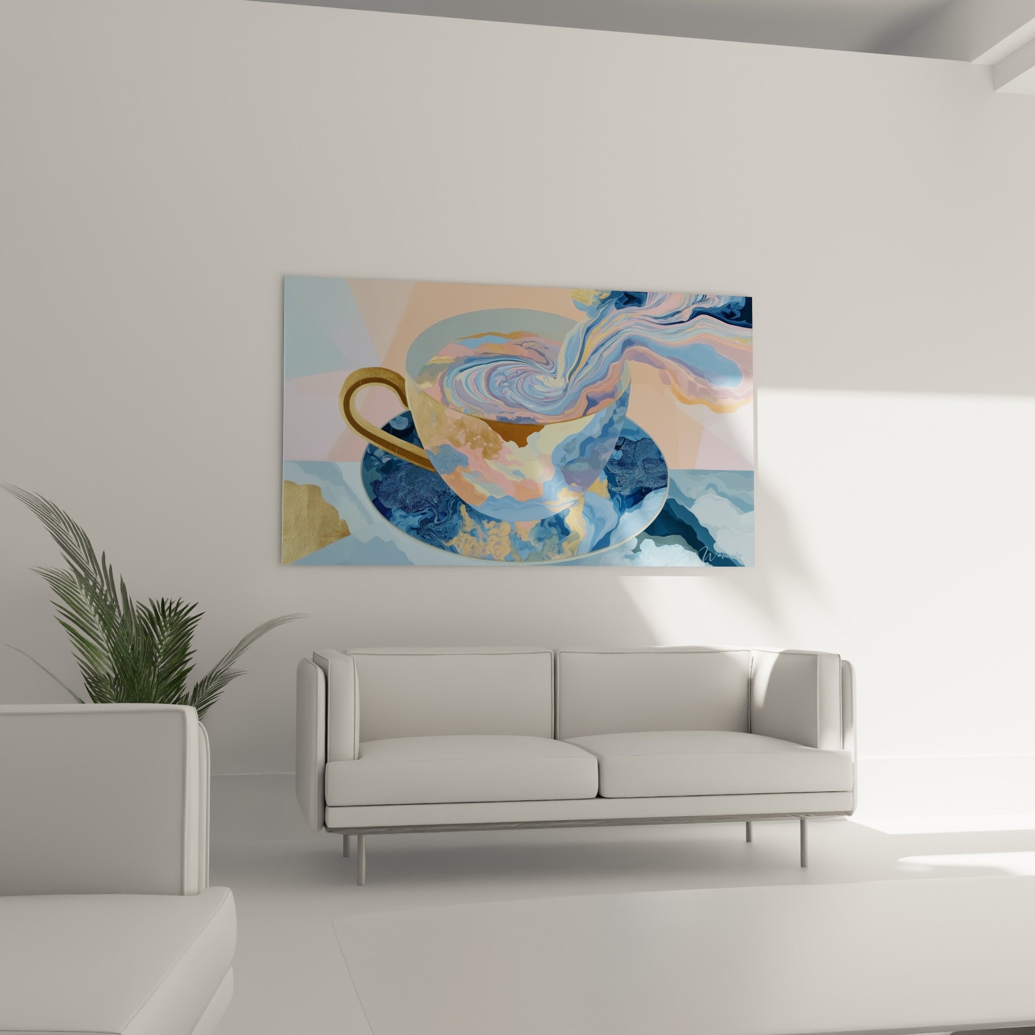 Anse dorée et soucoupe bleu marine d'une tasse de café marbrée au-dessus d'un canapé dans un salon lumineux
