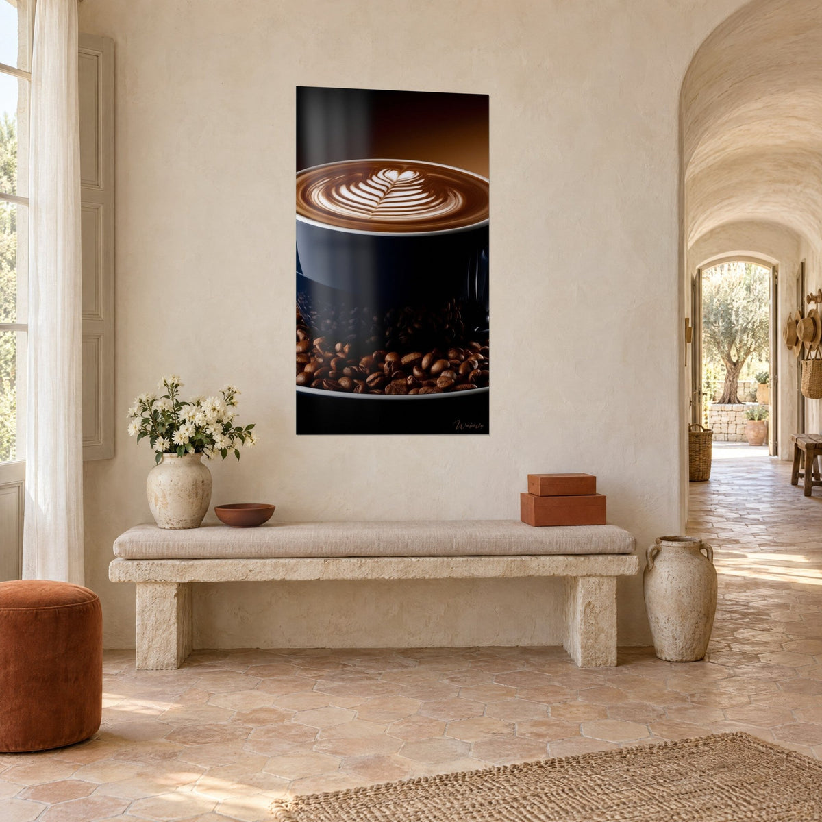 Πίνακας φλιτζάνι latte art με κρεμ και σοκολατί καρδιά, θαλασσί πορσελάνη, καβουρδισμένοι κόκκοι, σε τοίχο αγροικίας στην Προβηγκία
